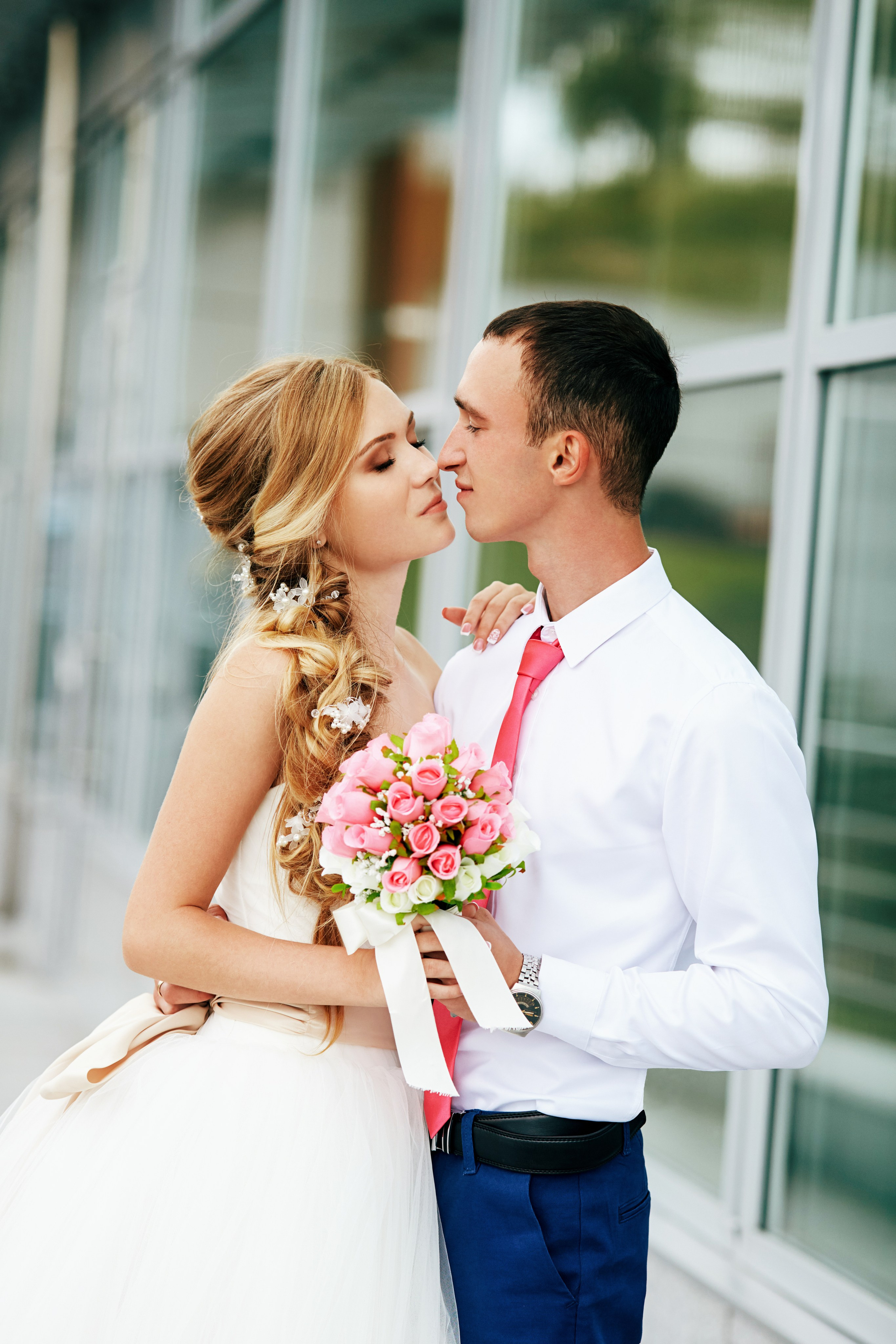 Нежная свадебная фотосессия на улице Владивостока