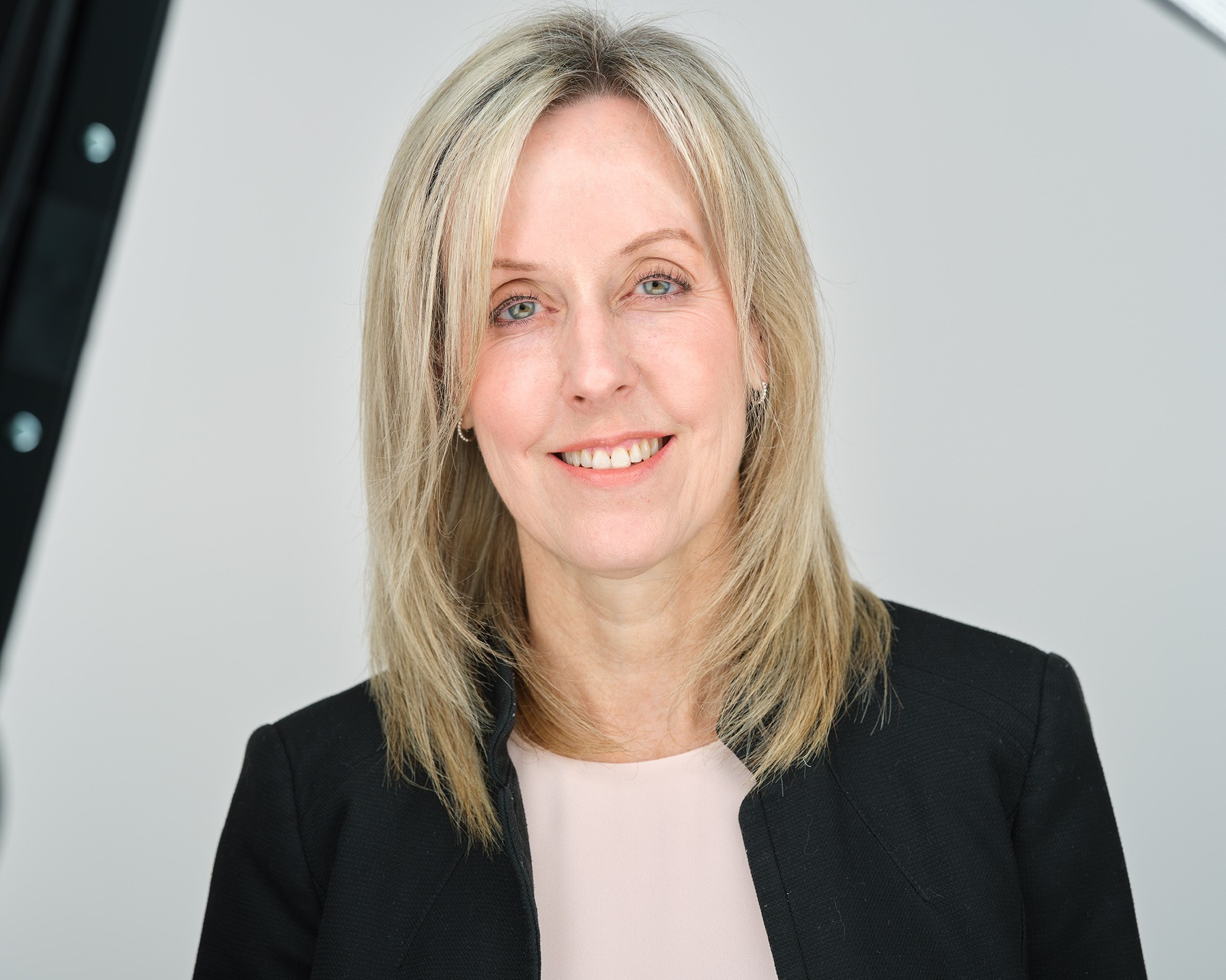 Headshot Retouching Services by ©ColorifyRetouch. AI Photo Retoucher and Image Restorer Zhanna Ognivo