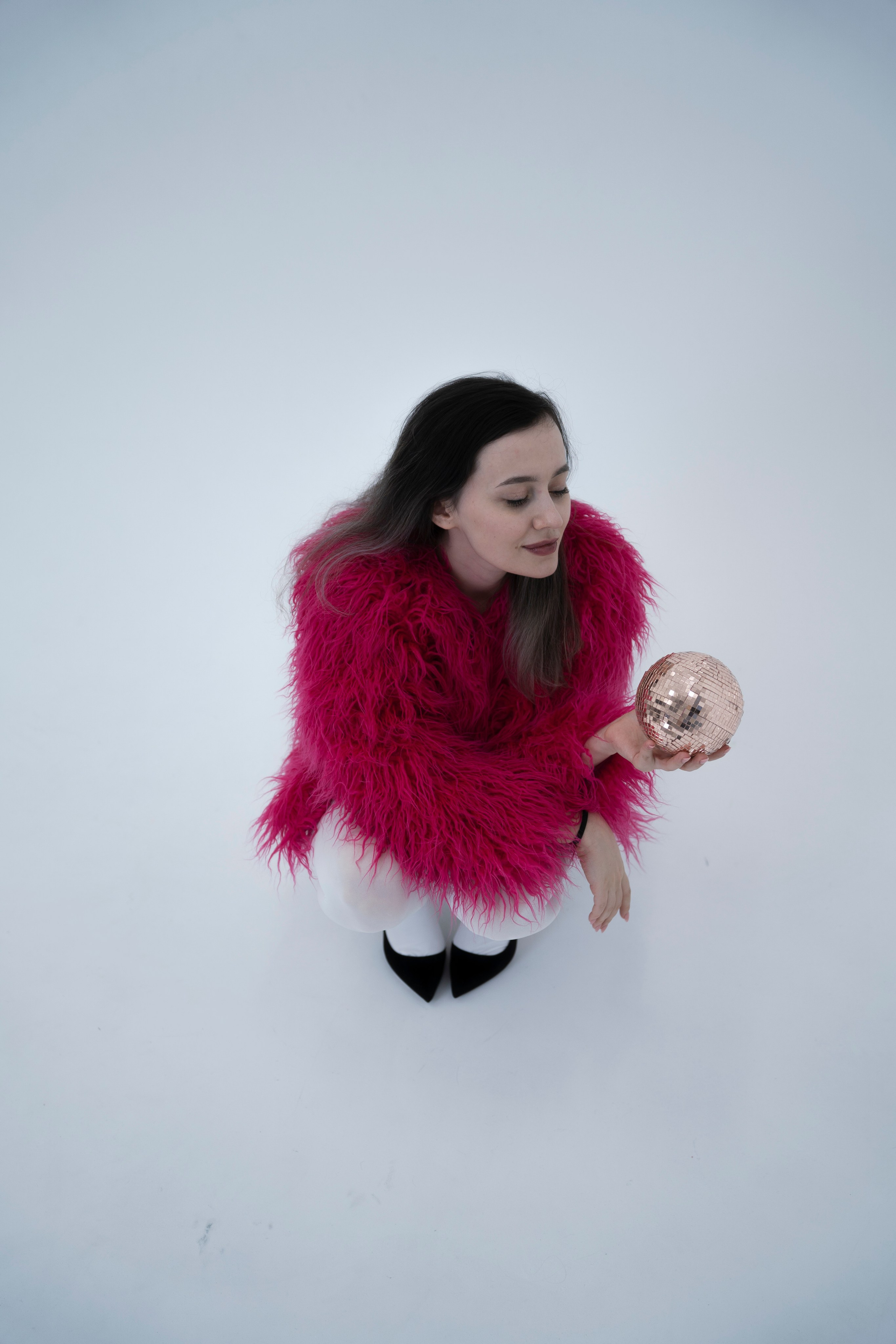 ДЕВОЧКА НА ШАРЕ. Главная