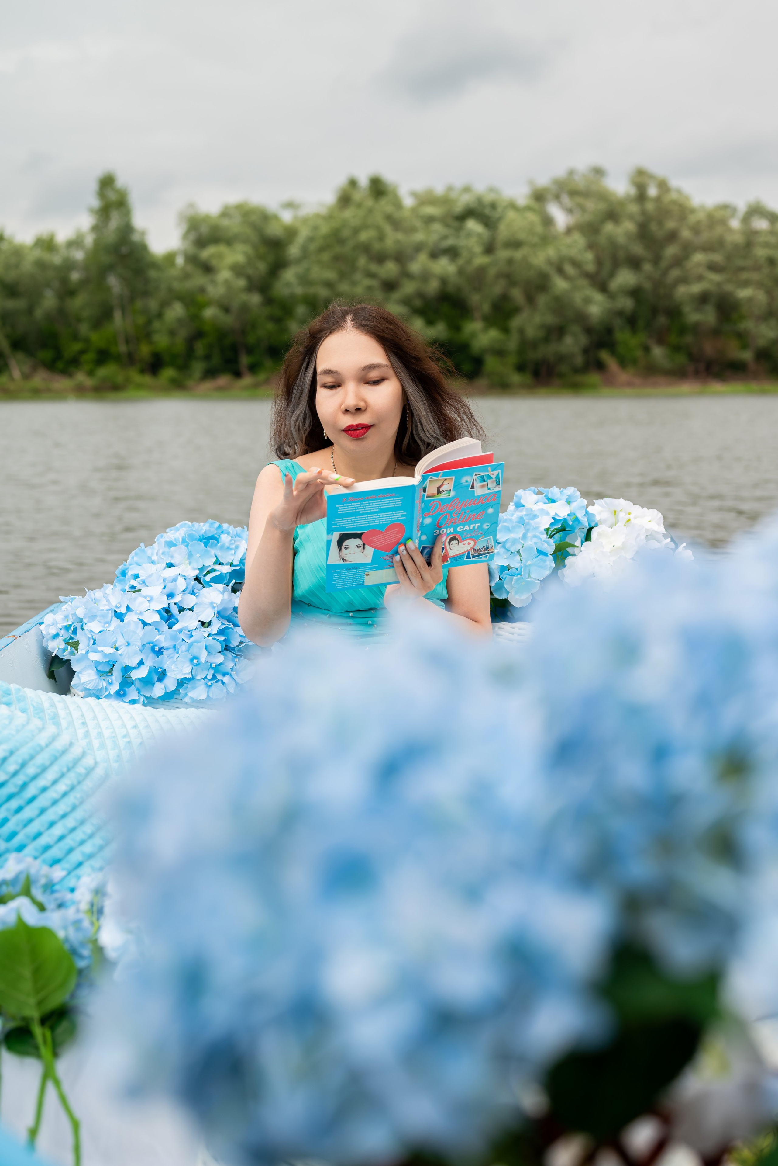Фотопроект на лодке с голубыми гортензиями. Фотограф в городе Салават
