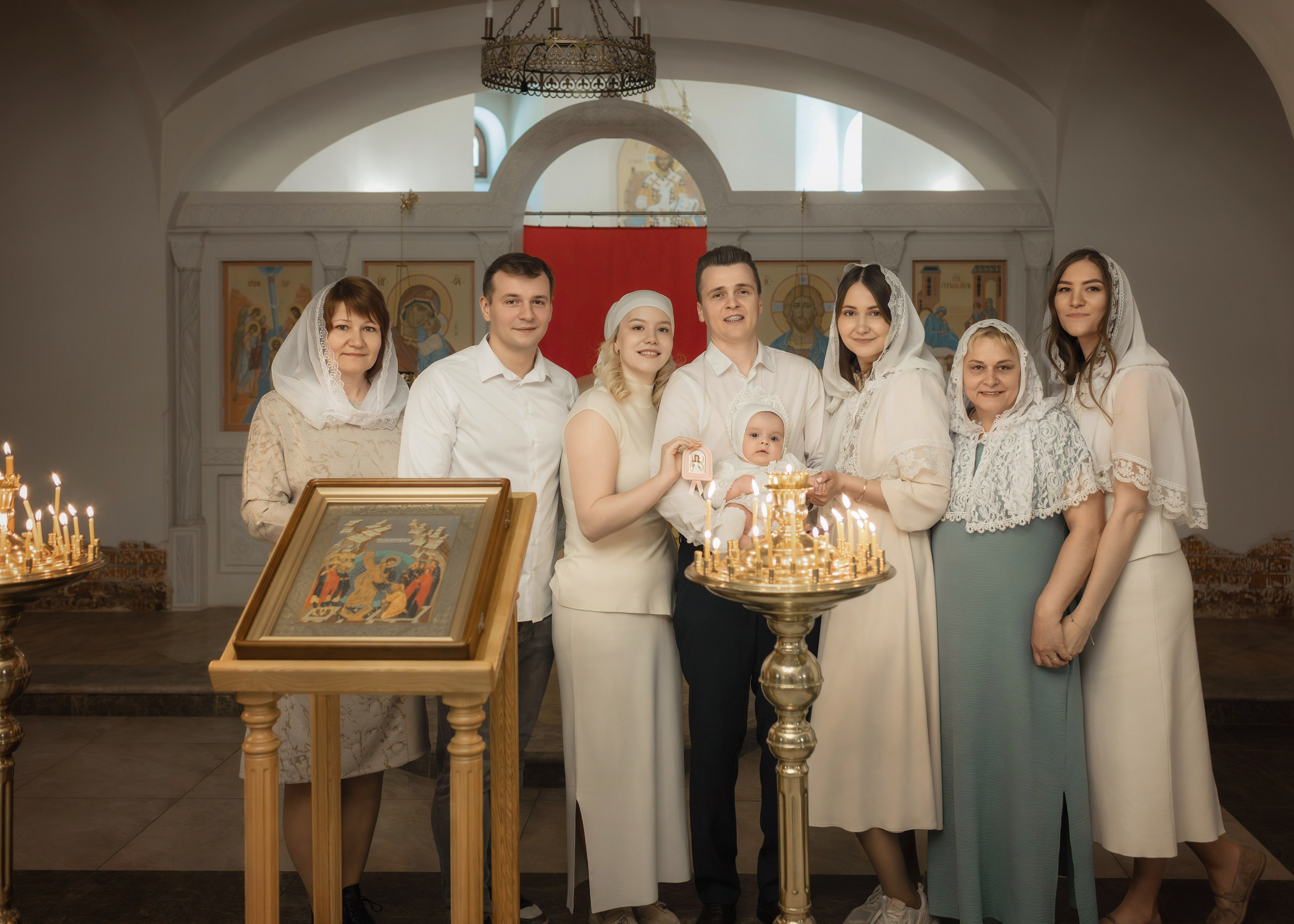 Фотография семьи и гостей после Таинства крещения.