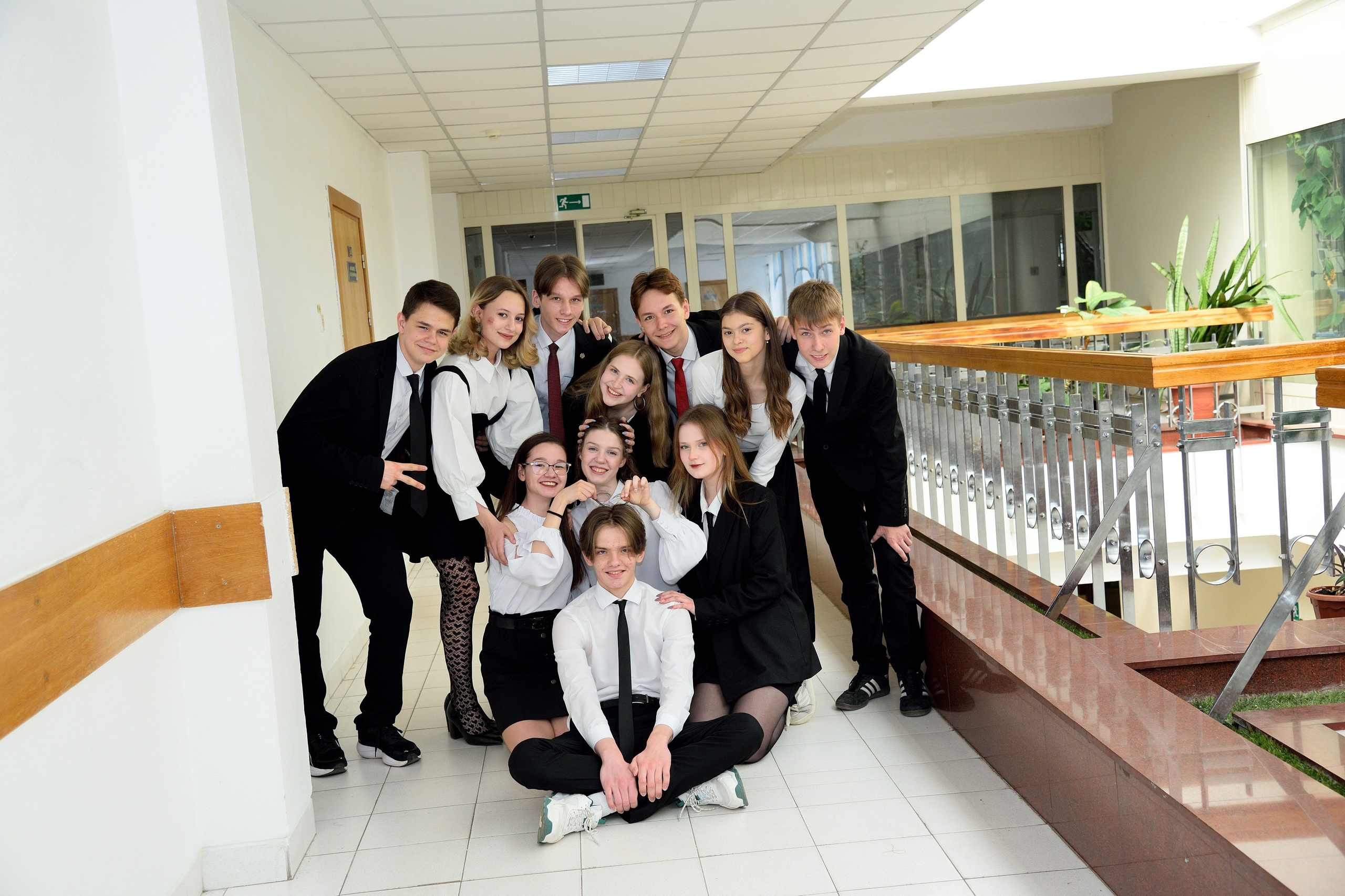 2024 Гимназия 9 «Б» класс Альбом на 4 разворота. Выпускные альбомы для школ и детских садов Александр и Динара