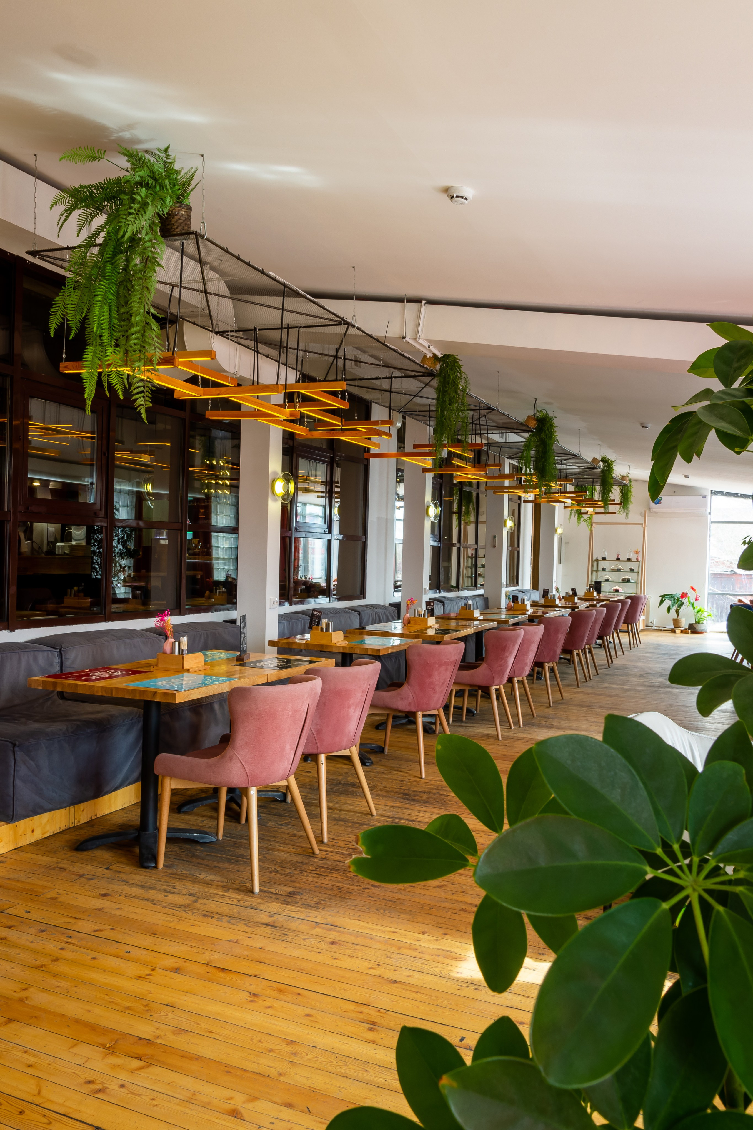 Интерьерная съёмка для кафе Эфир, г. Улан-Удэ, Бурятия. Интерьерный фотограф Стряпунин Александр. (рестораны, кафе, эфир, эмпатио эфир, европейская кухня, бурятская кухня)