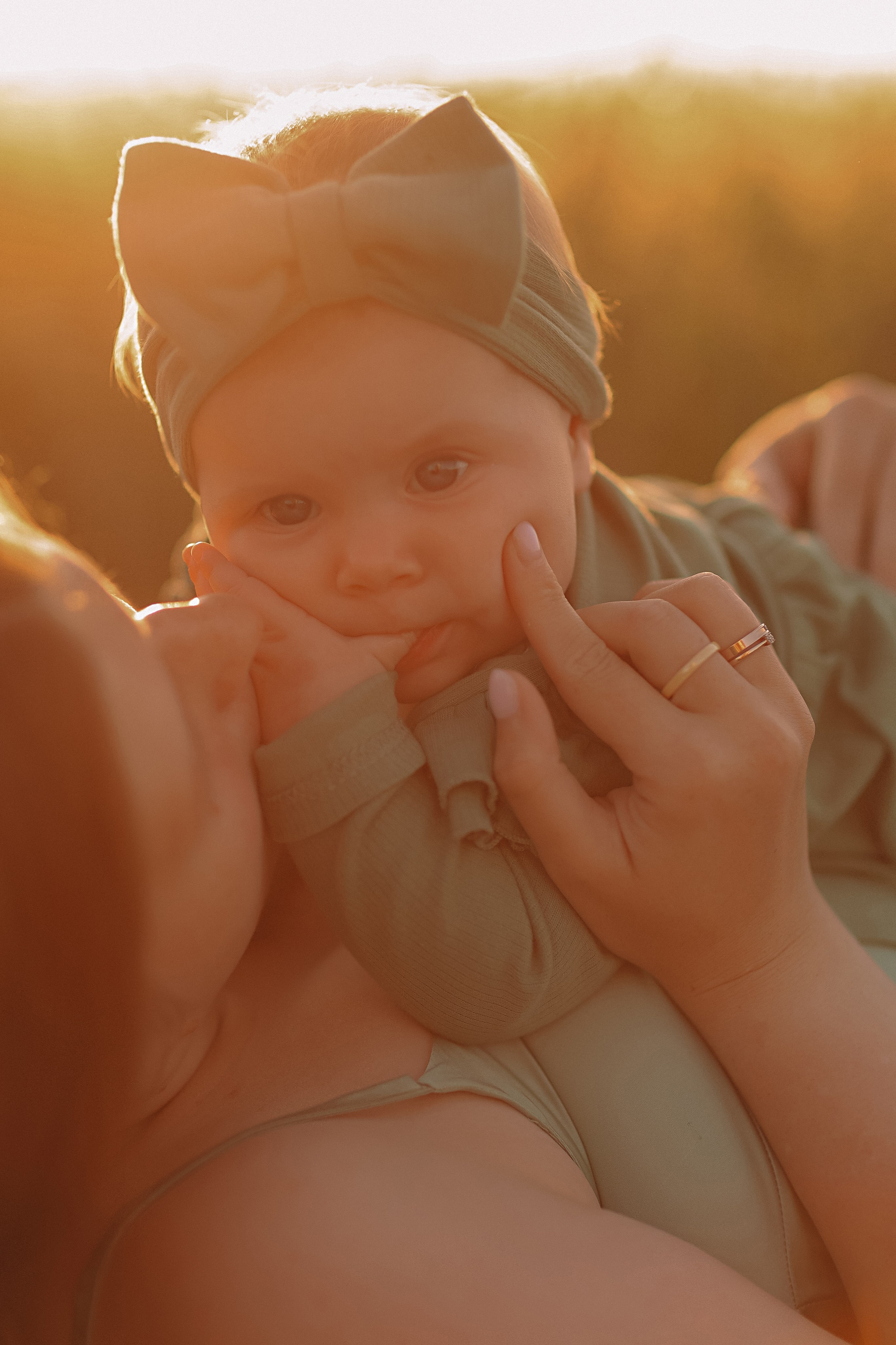 Закатное поле семейная. Семейный фотограф Тюмень, фотограф на роды Салмина Мария