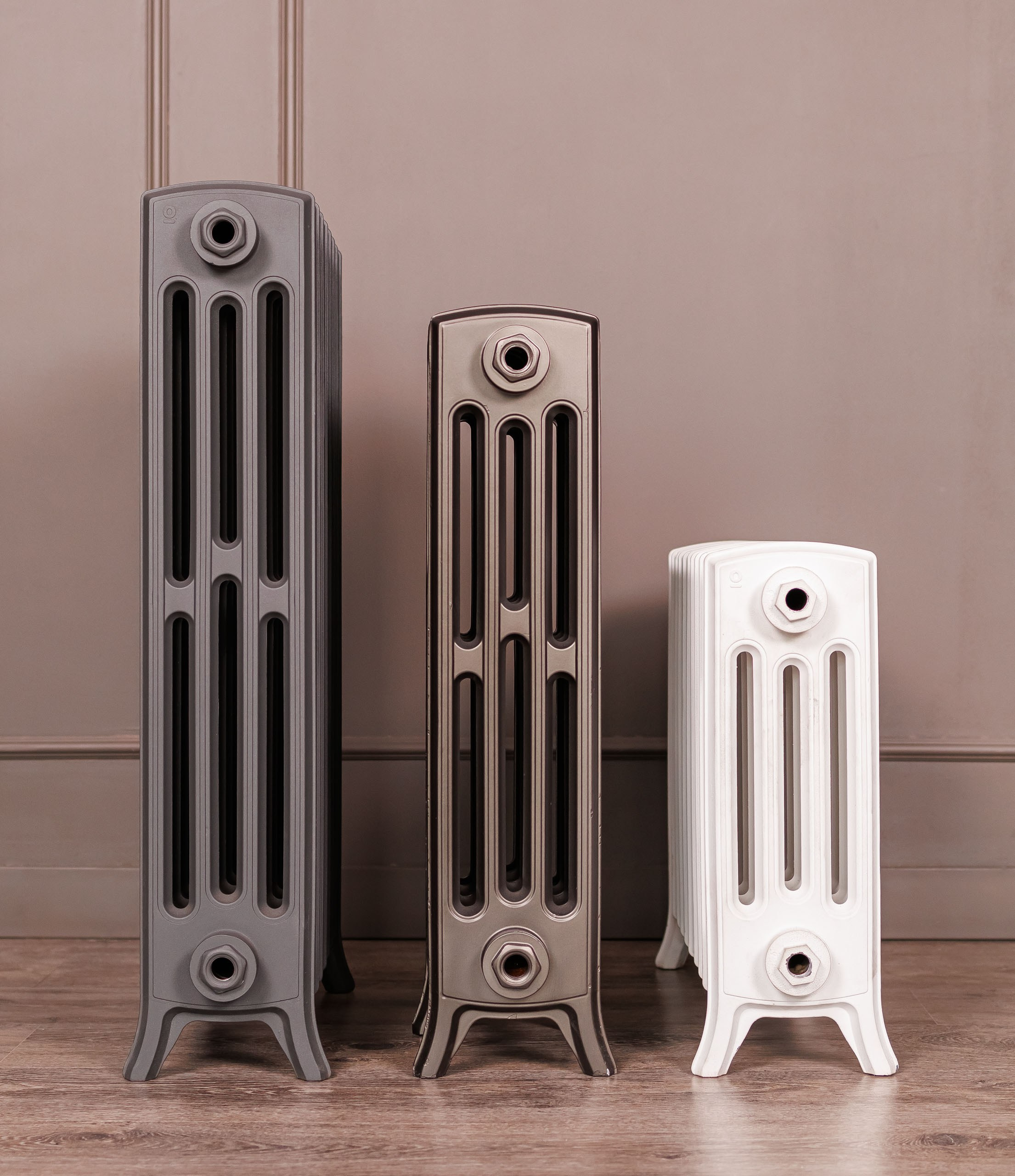 Предметные фотографии дизайнерских радиаторов отопления в стиле ретро