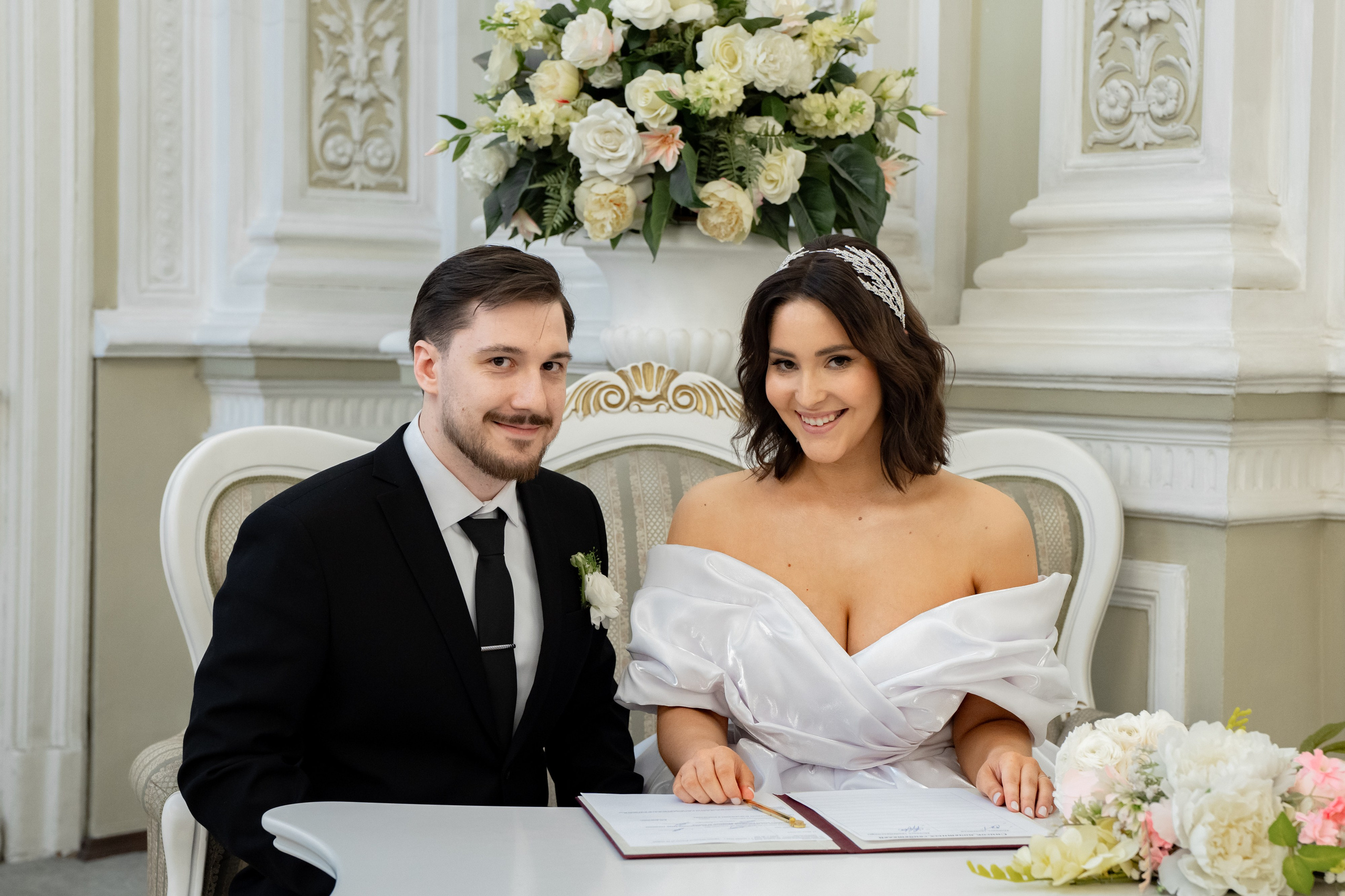 Красивые фотографии из Дворца Бракосочетания №1 Свадебная фотосессия Жених и невеста подписывают документы