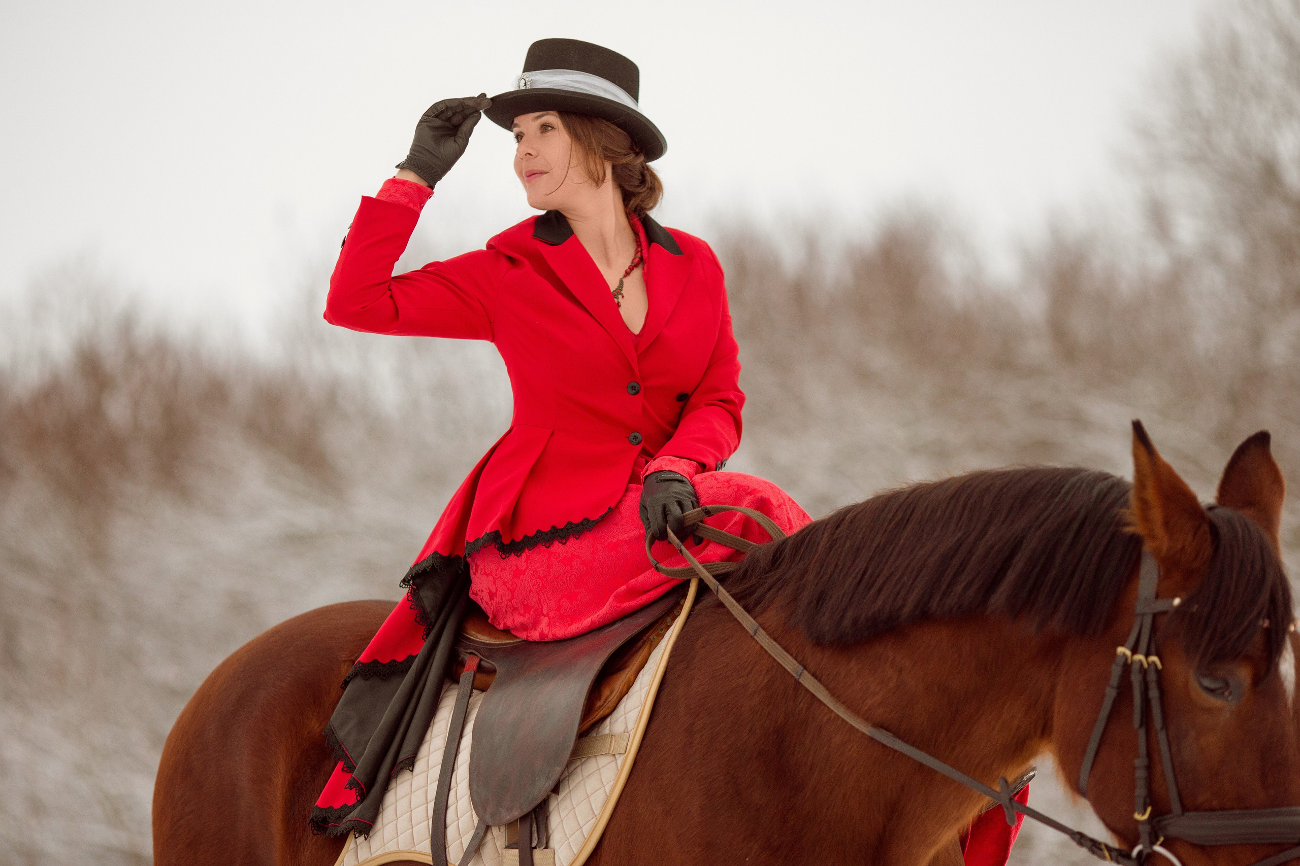 Фотосессия с лошадью в красном костюме