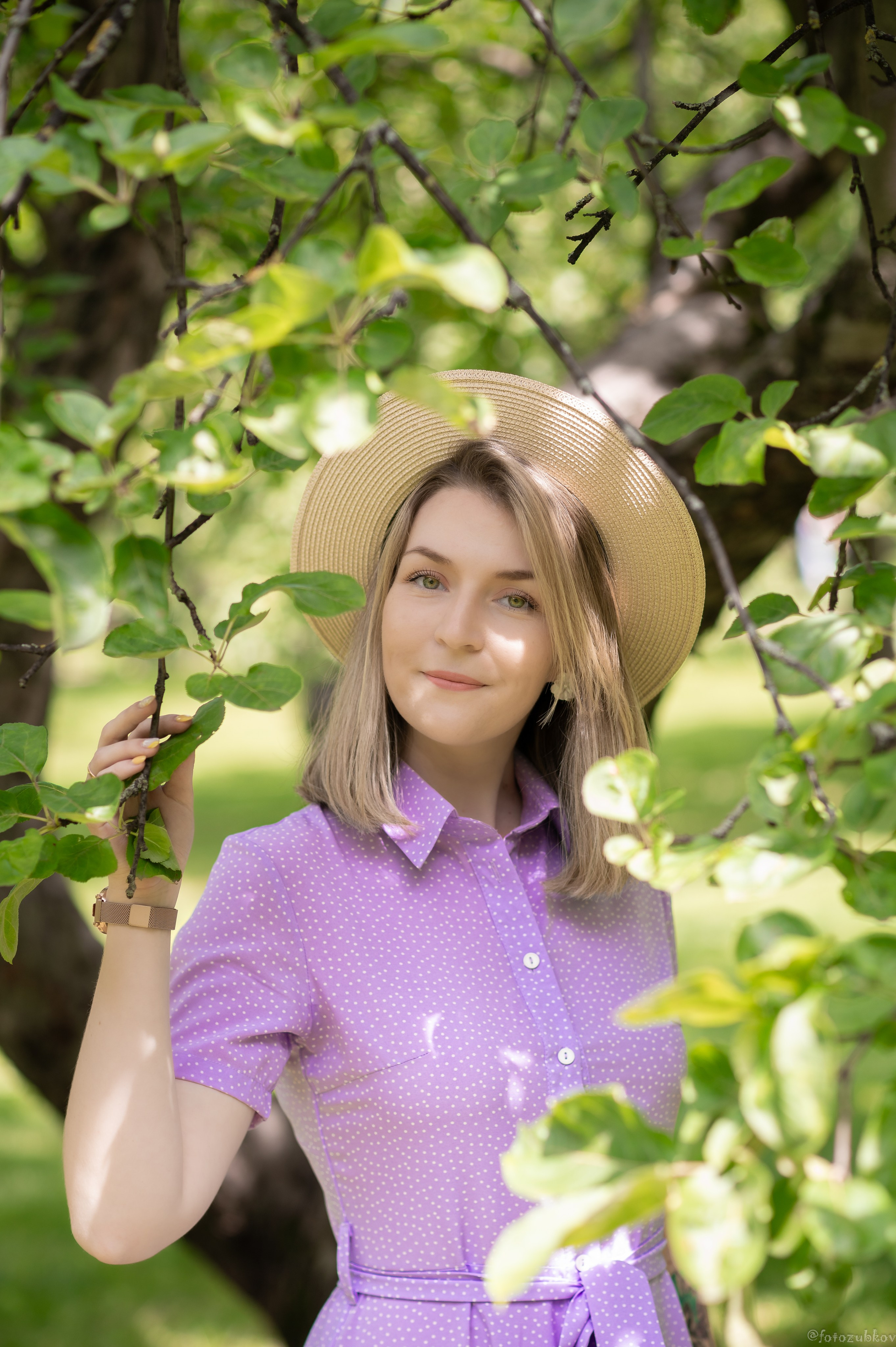 Девушка в лавандовом платье и шляпке