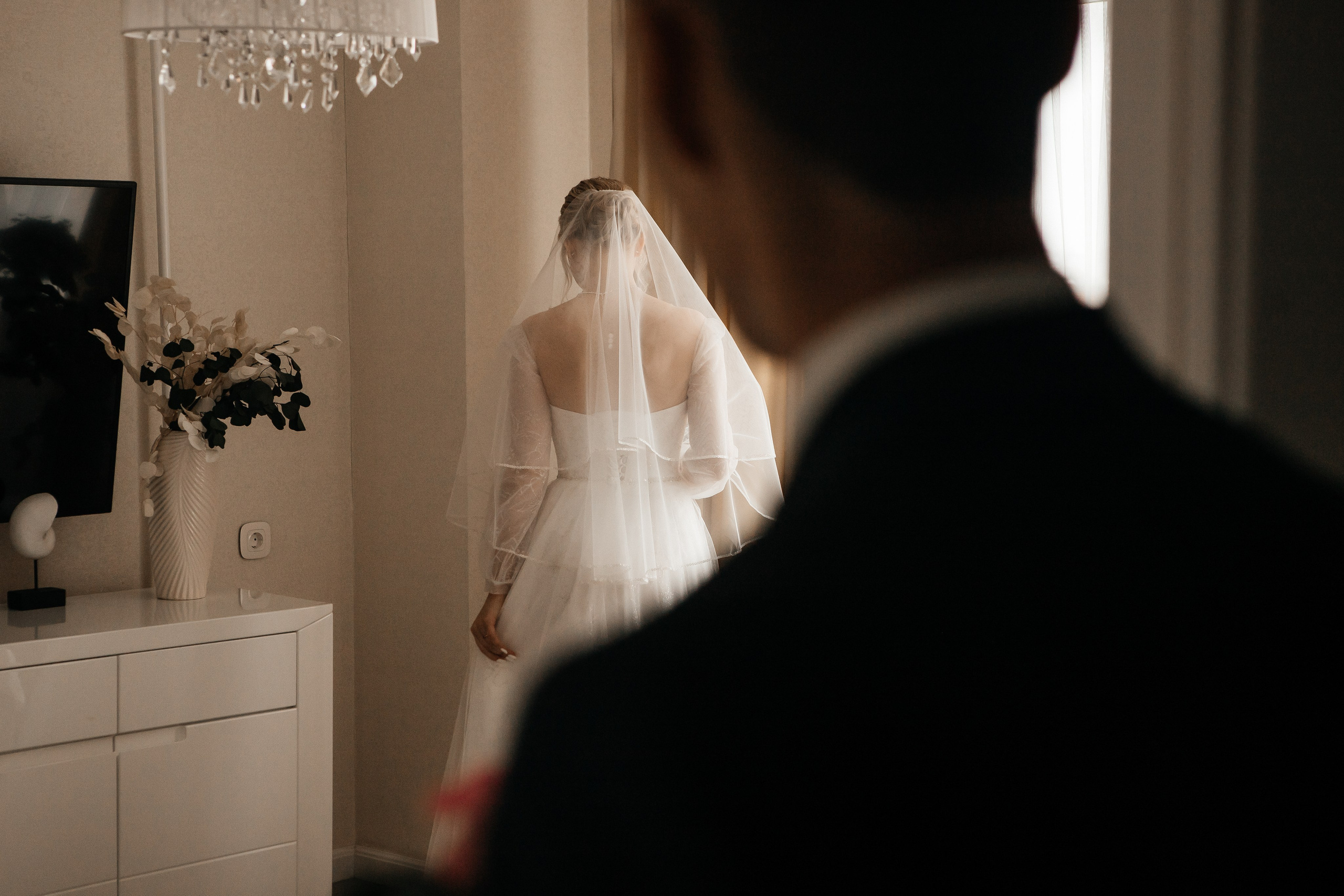 Евгения и Николай утренние сборы. Свадебный фотограф Виктория Чуйко Магнитогорск. Визуал для бизнеса