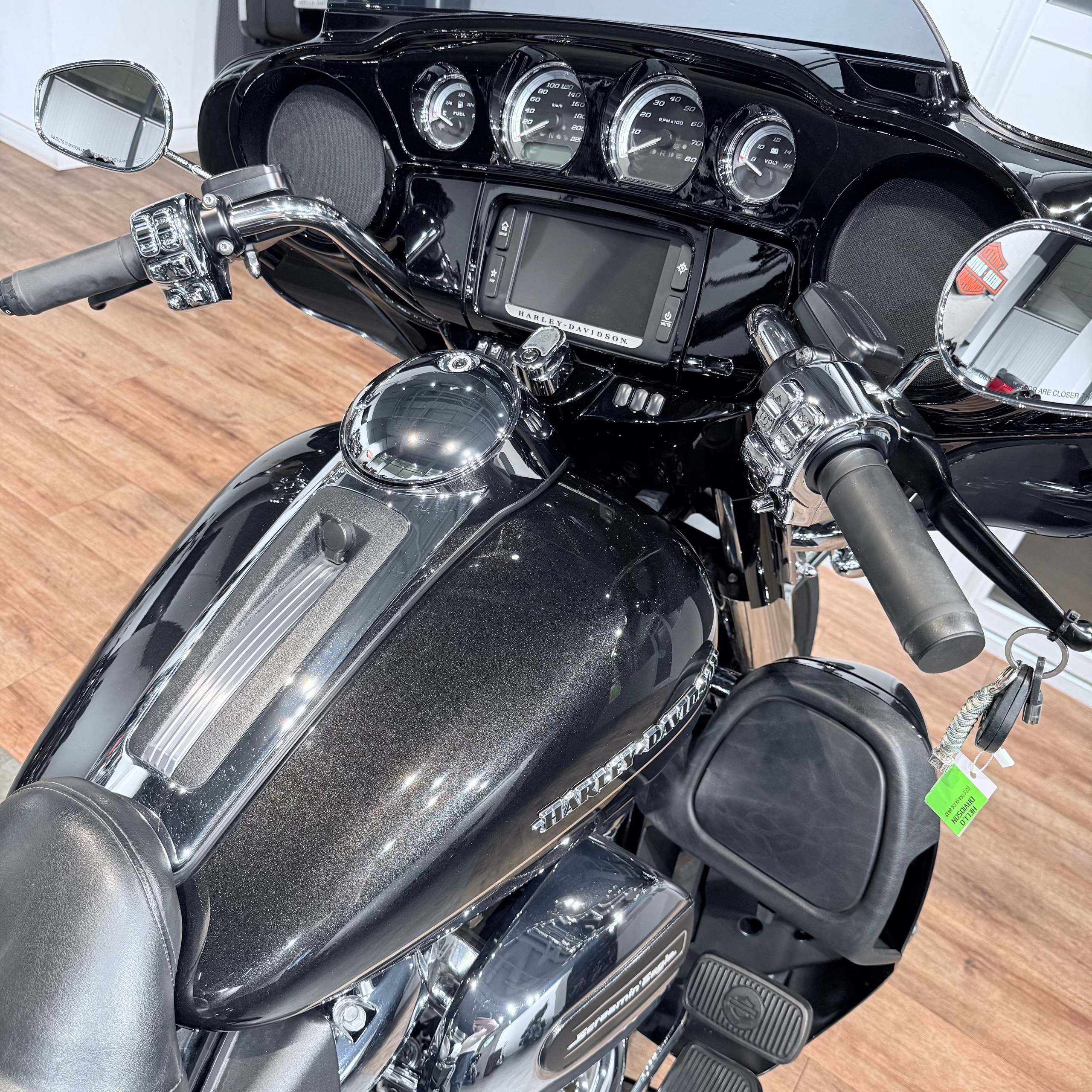 Купить Harley-Davidson 2017 Electra Glide Limited (Black Tempest) (Touring) — подробнее на сайте. Hello Davidson, Москва. Только хорошие мотоциклы…