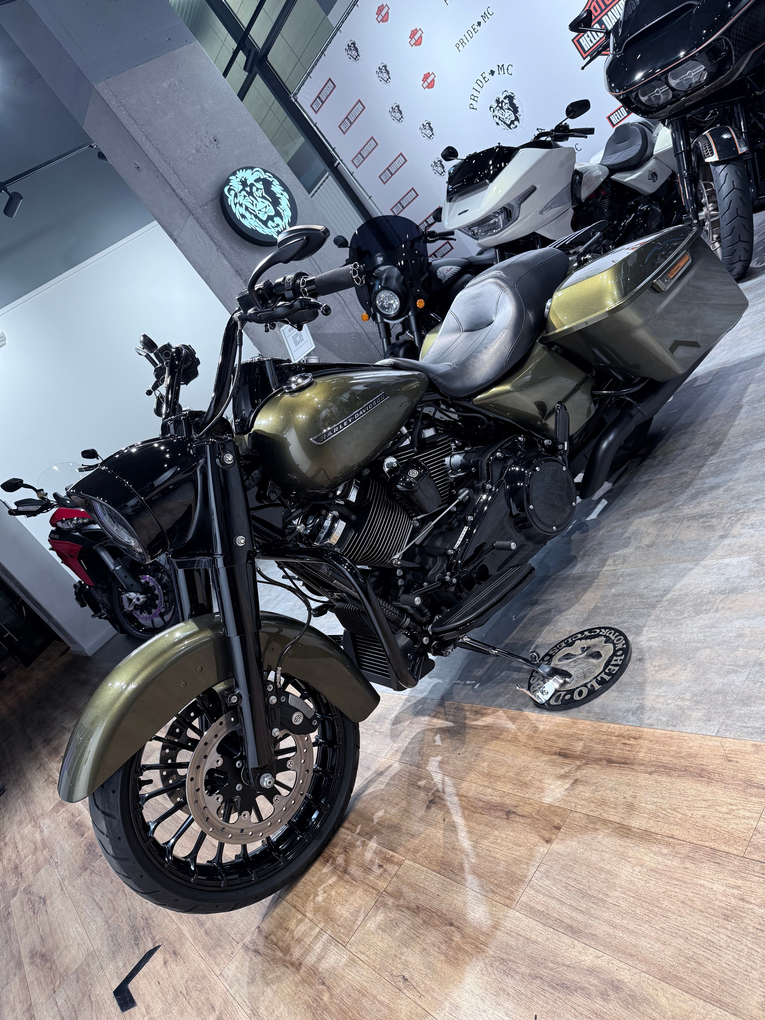 Купить Harley-Davidson 2017 Road King (Olive Gold) (Touring) — подробнее на сайте. Hello Davidson, Москва. Только хорошие мотоциклы…