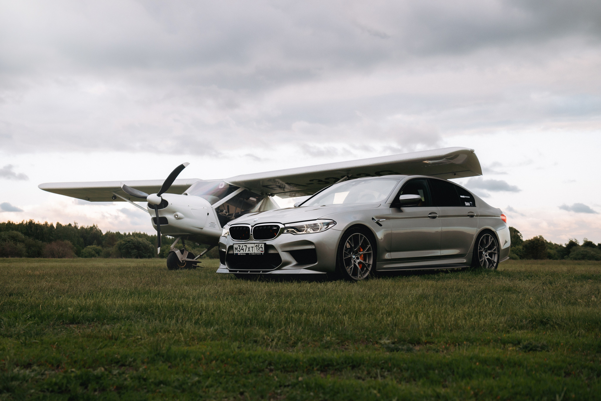 BMW M5 with plane. Автомобильный фотограф и видеограф в Новосибирске|Александра Косухина
