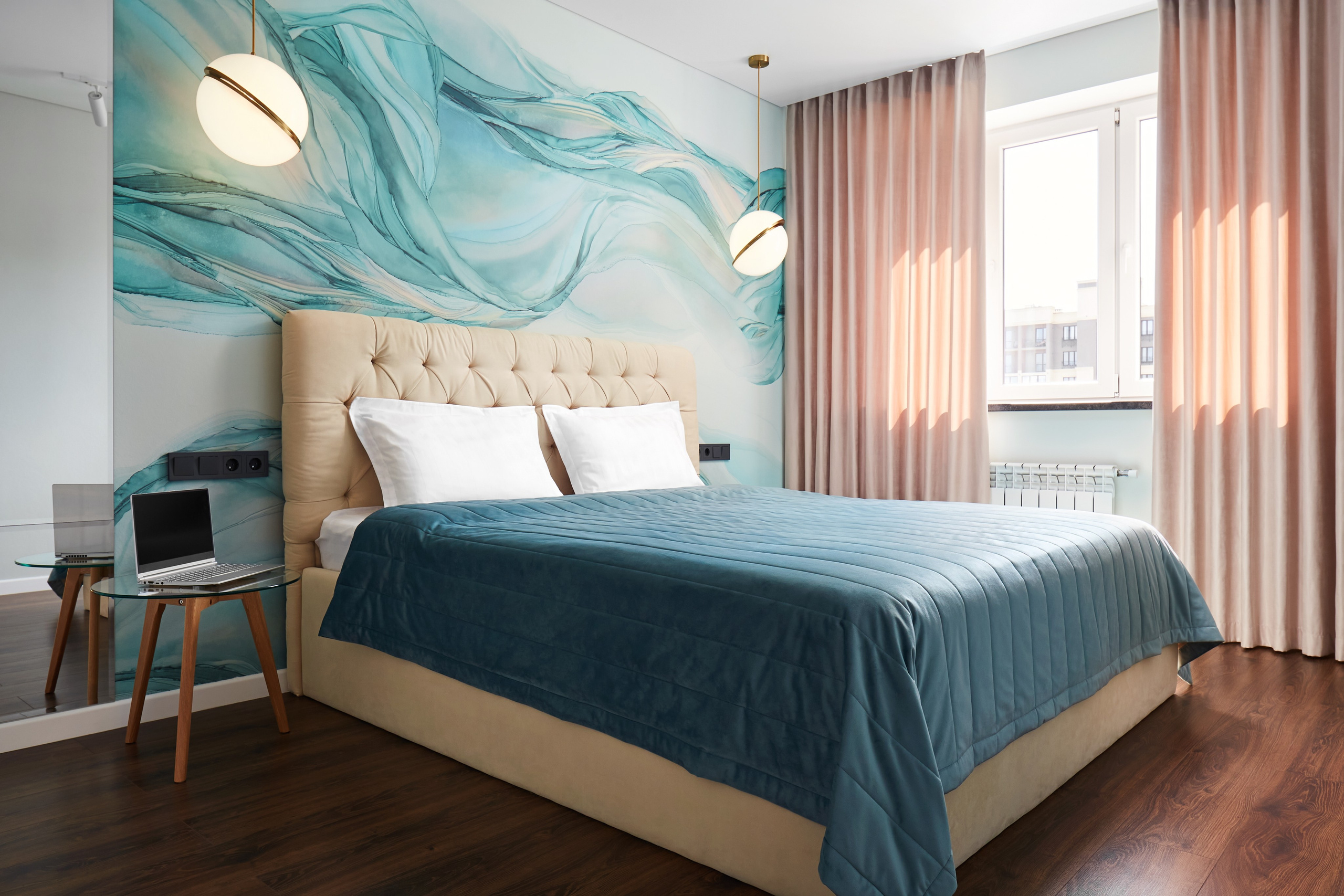 Спальня приятных цветов, бирюзовый. Бежевая кровать. 