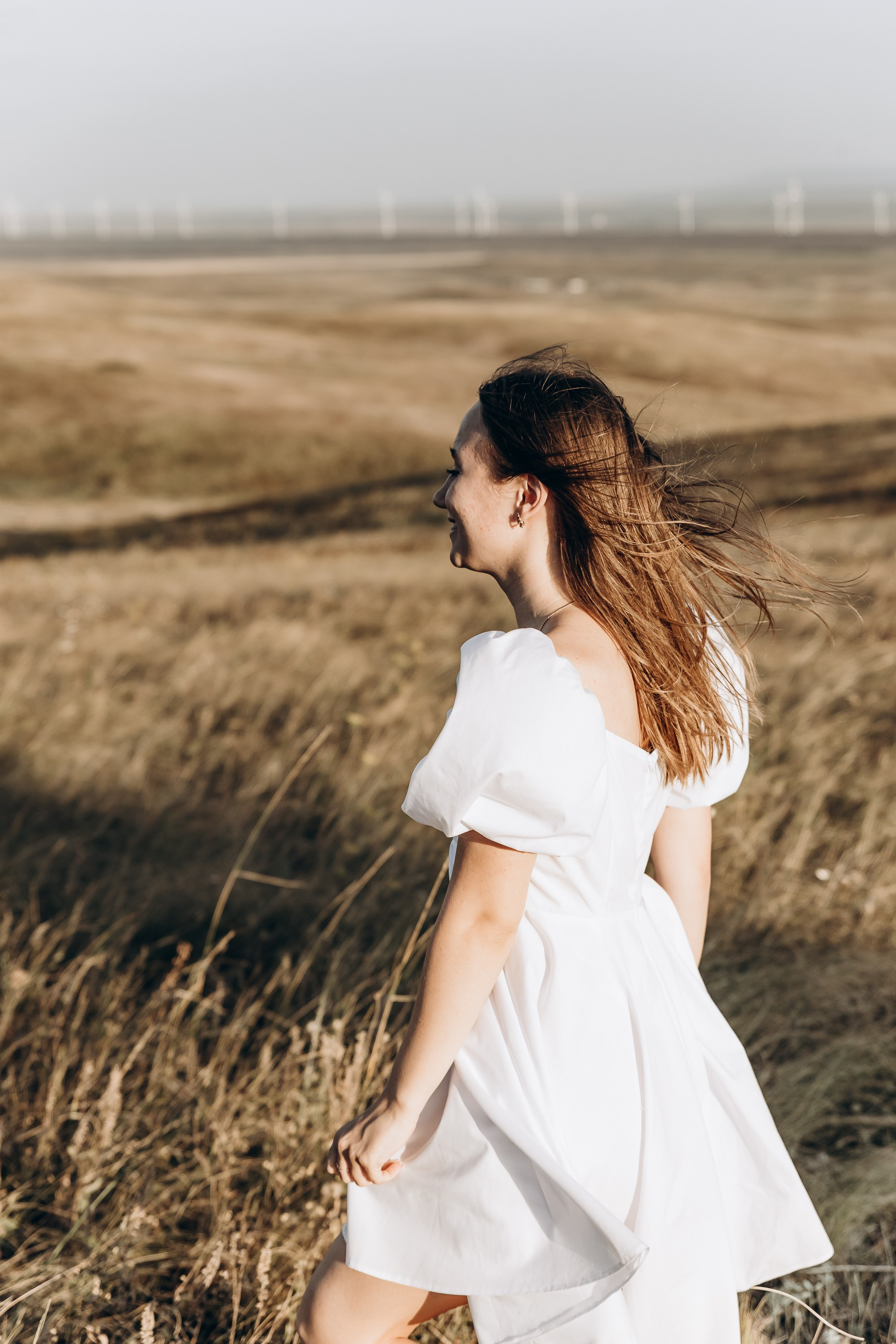 Объятия двух людей на фоне горной природы, символизирующие крепкие чувства