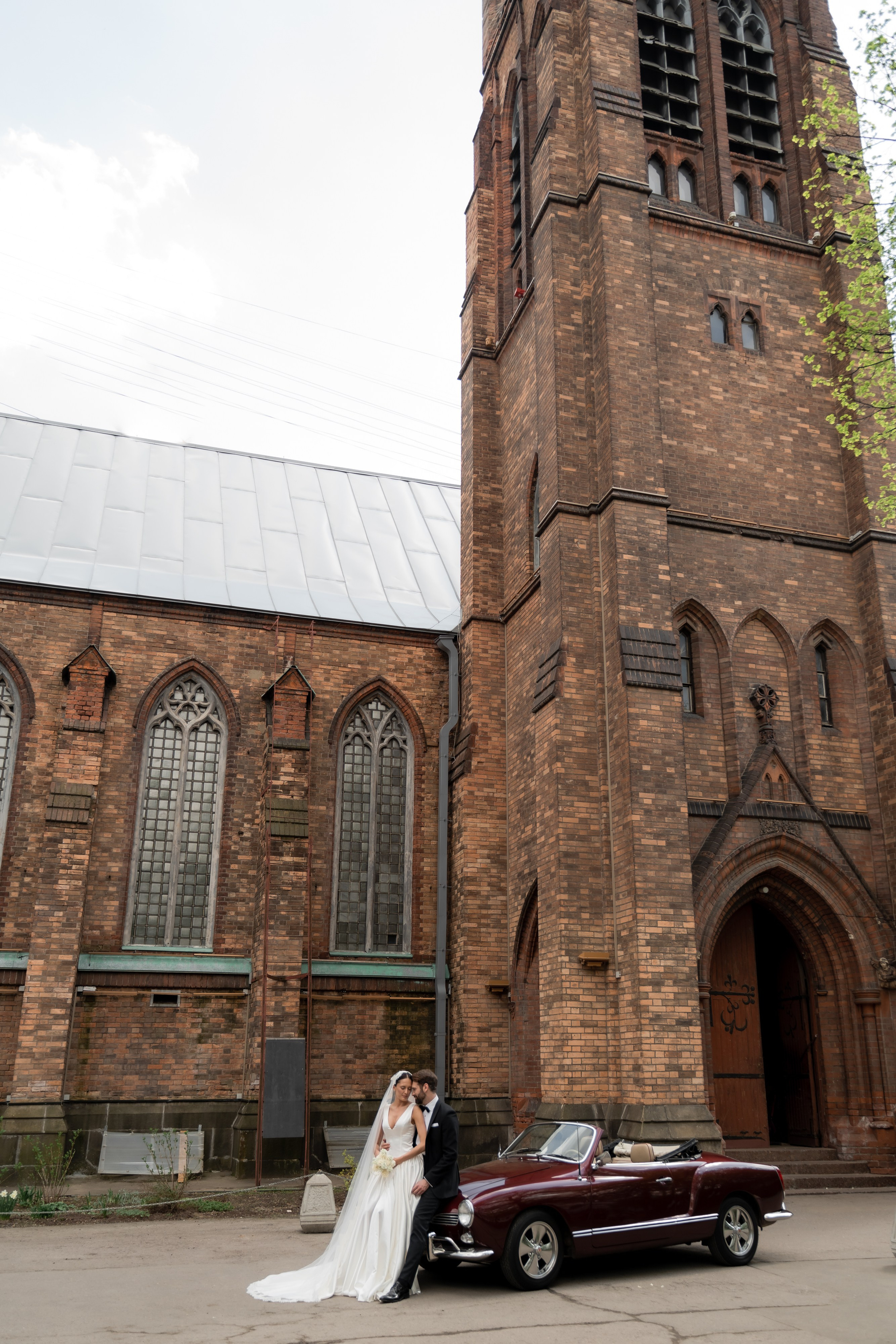 Свадебная фотосессия в католической церкви Москва. Портретный и свадебный фотограф Алла Карени Москва