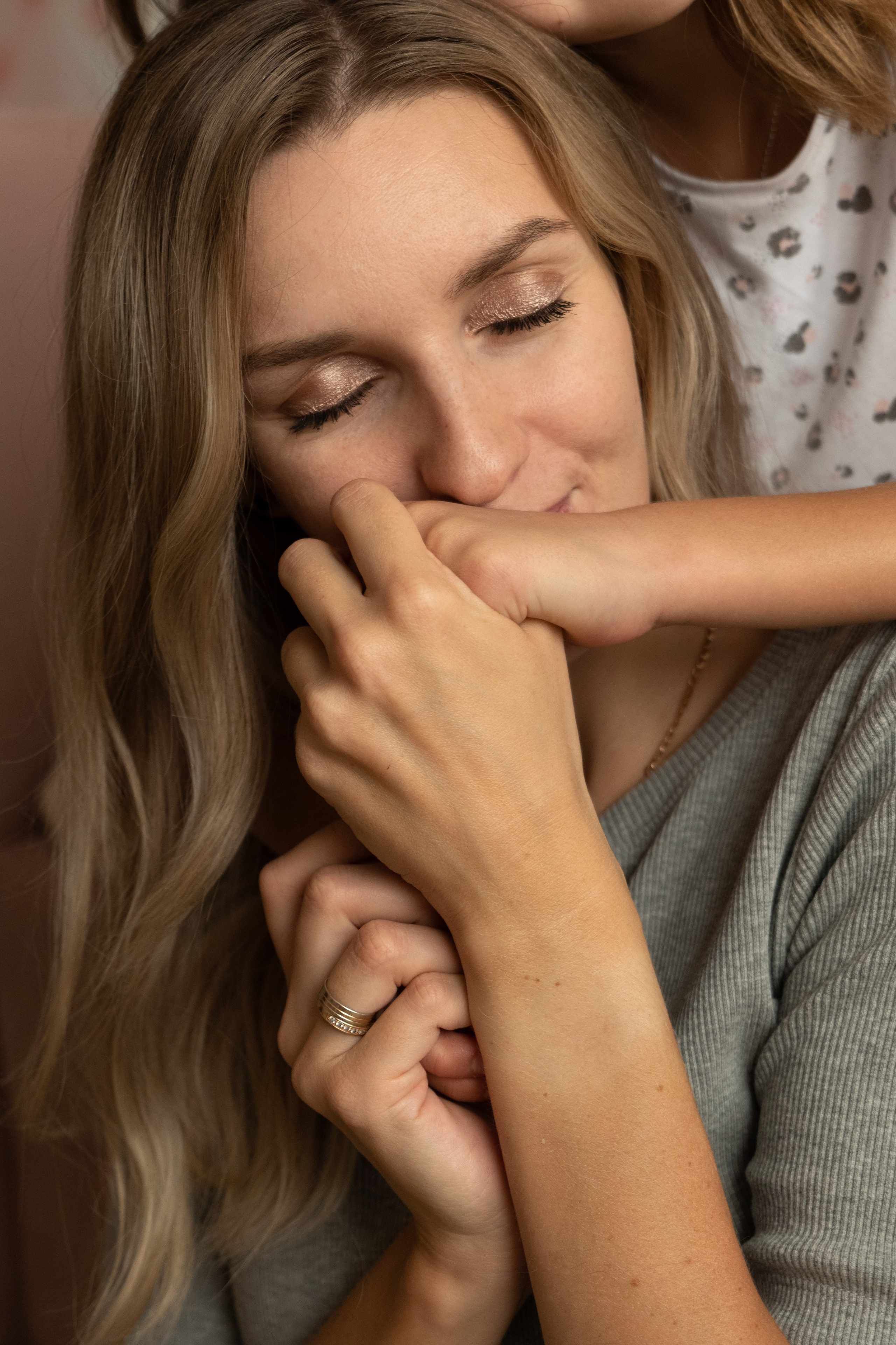 Семейная фотосессия дома. Фотограф видеограф Ольга Василевская