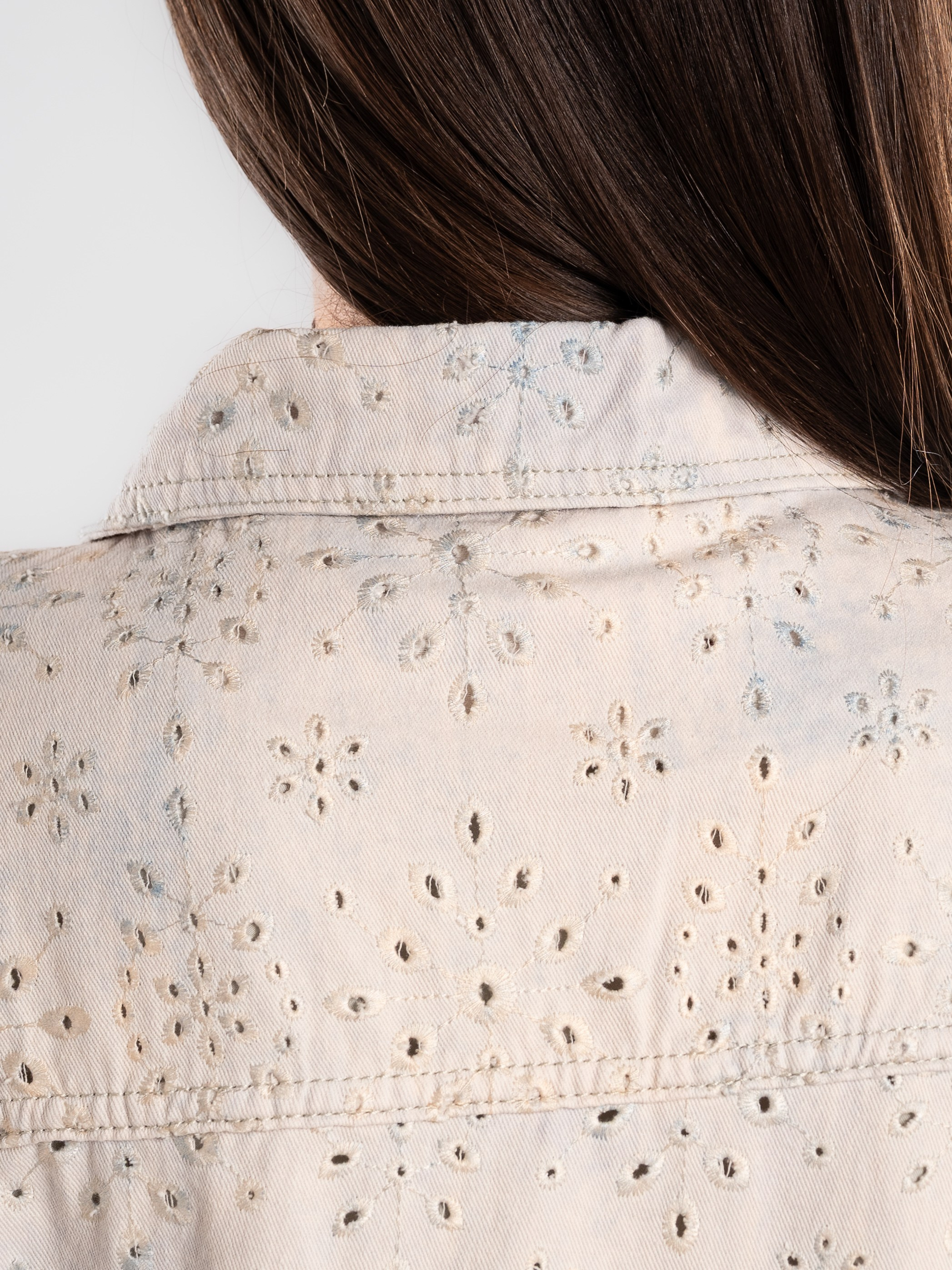 Джинсовые куртки на 2х моделях. Предметный фотограф, фото для маркетплейсов Пятигорск, КМВ