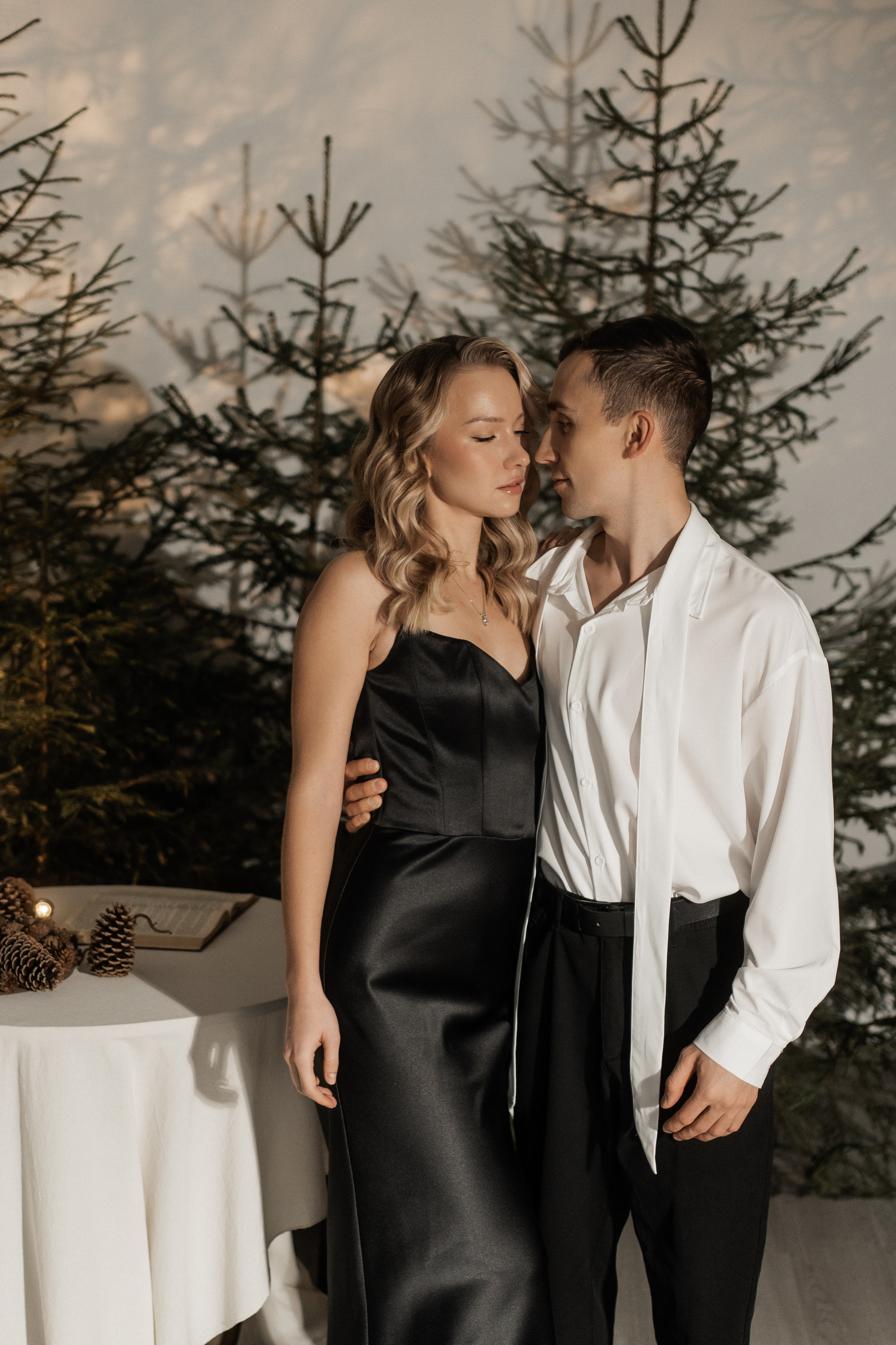 [… under winter firs]. Фотограф в Архангельске