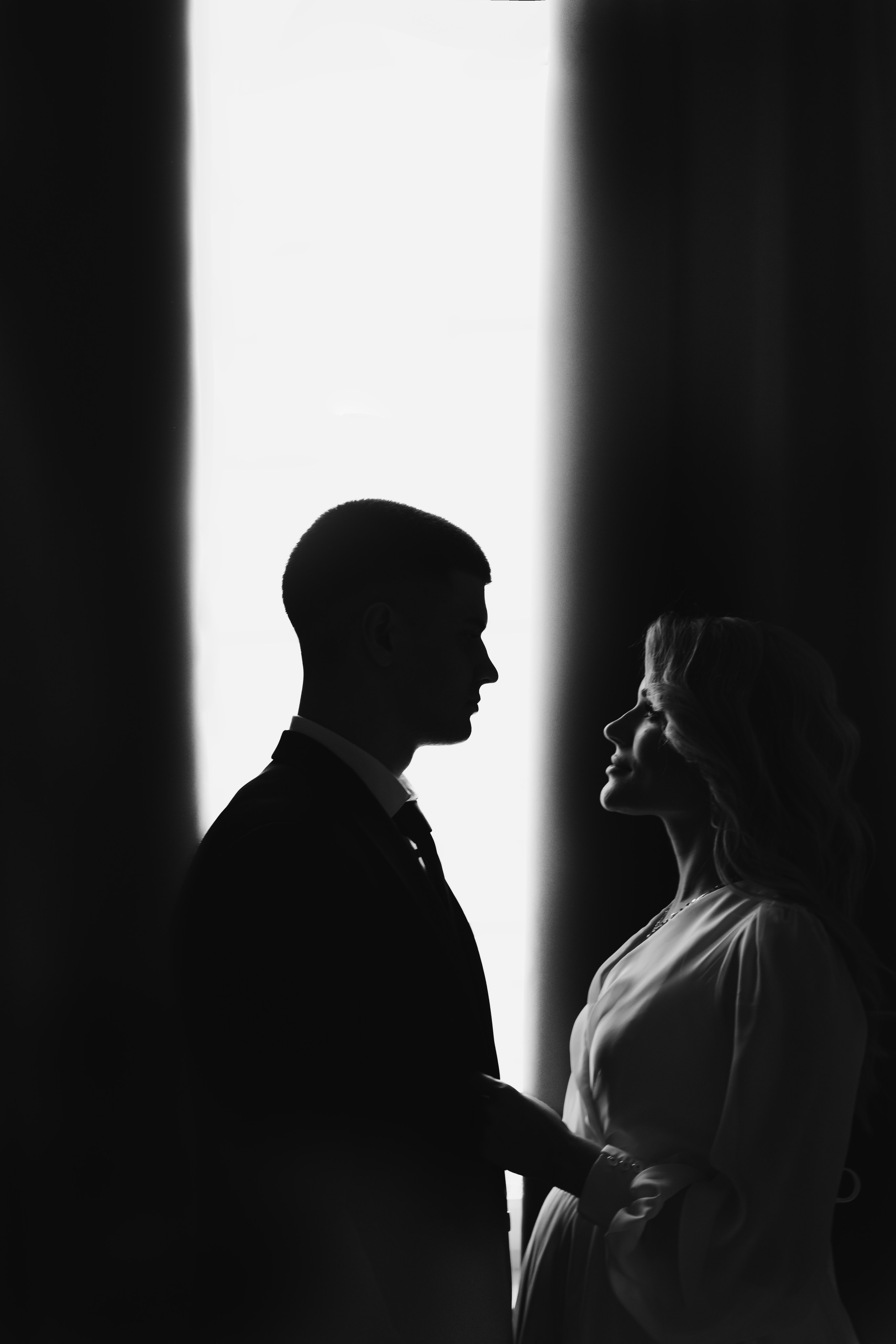 Черно-белая фотография жениха и невесты в студии