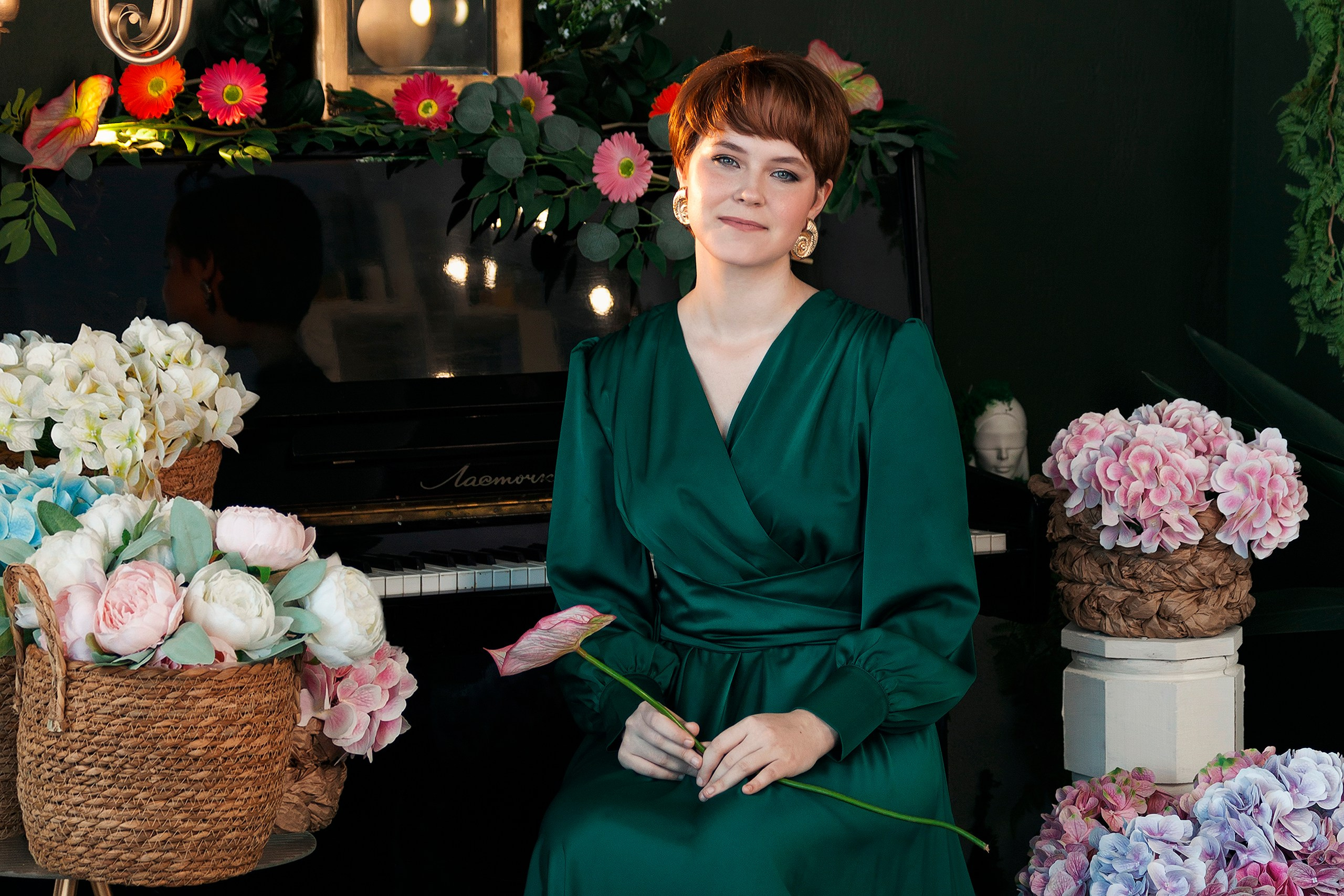 Портрет девушки на фоне пианино - фотограф Янкаускене Наталья