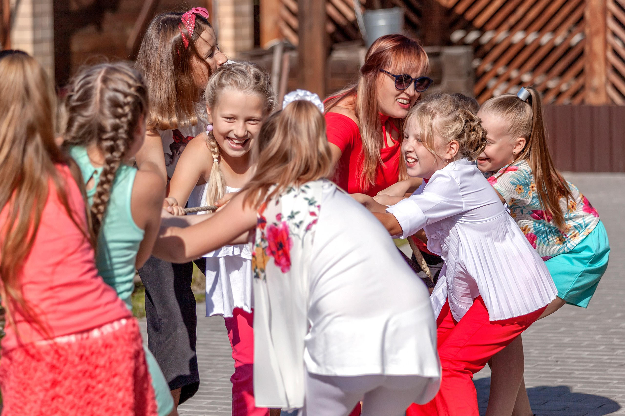 Дети играют на детском празднике, конкурсы и смех на мероприятие