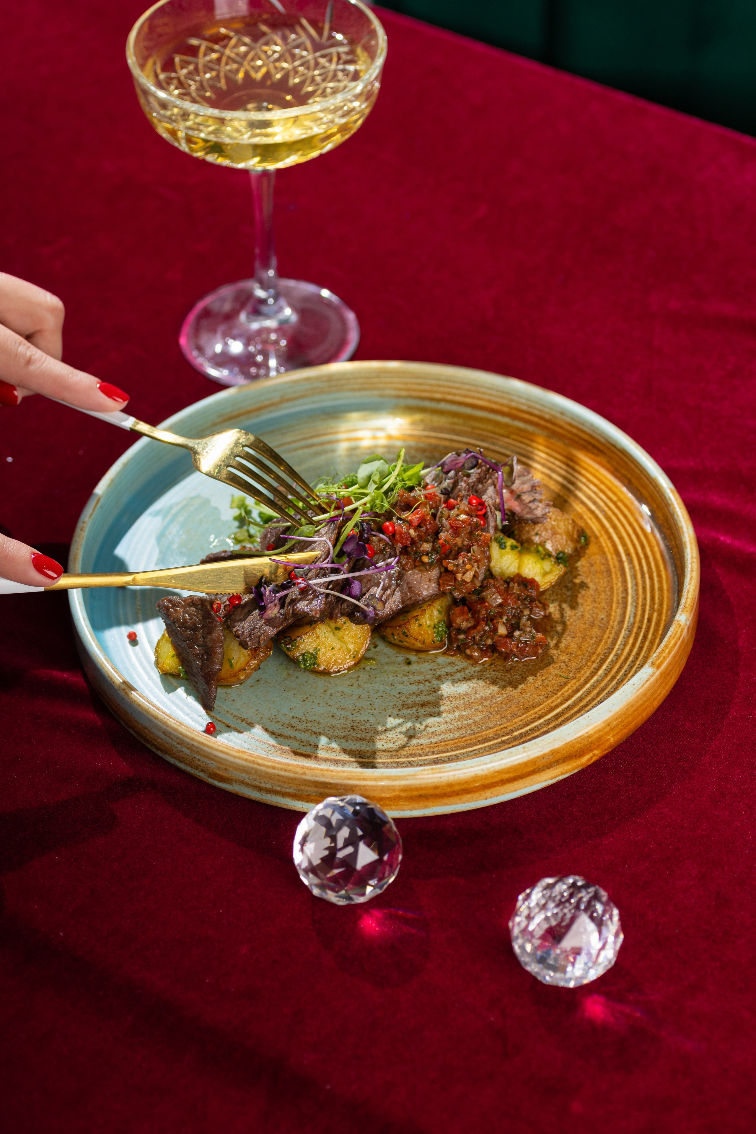 Трендовая фотография ресторана с жестким светом. Контент для кафе и ресторанов. 