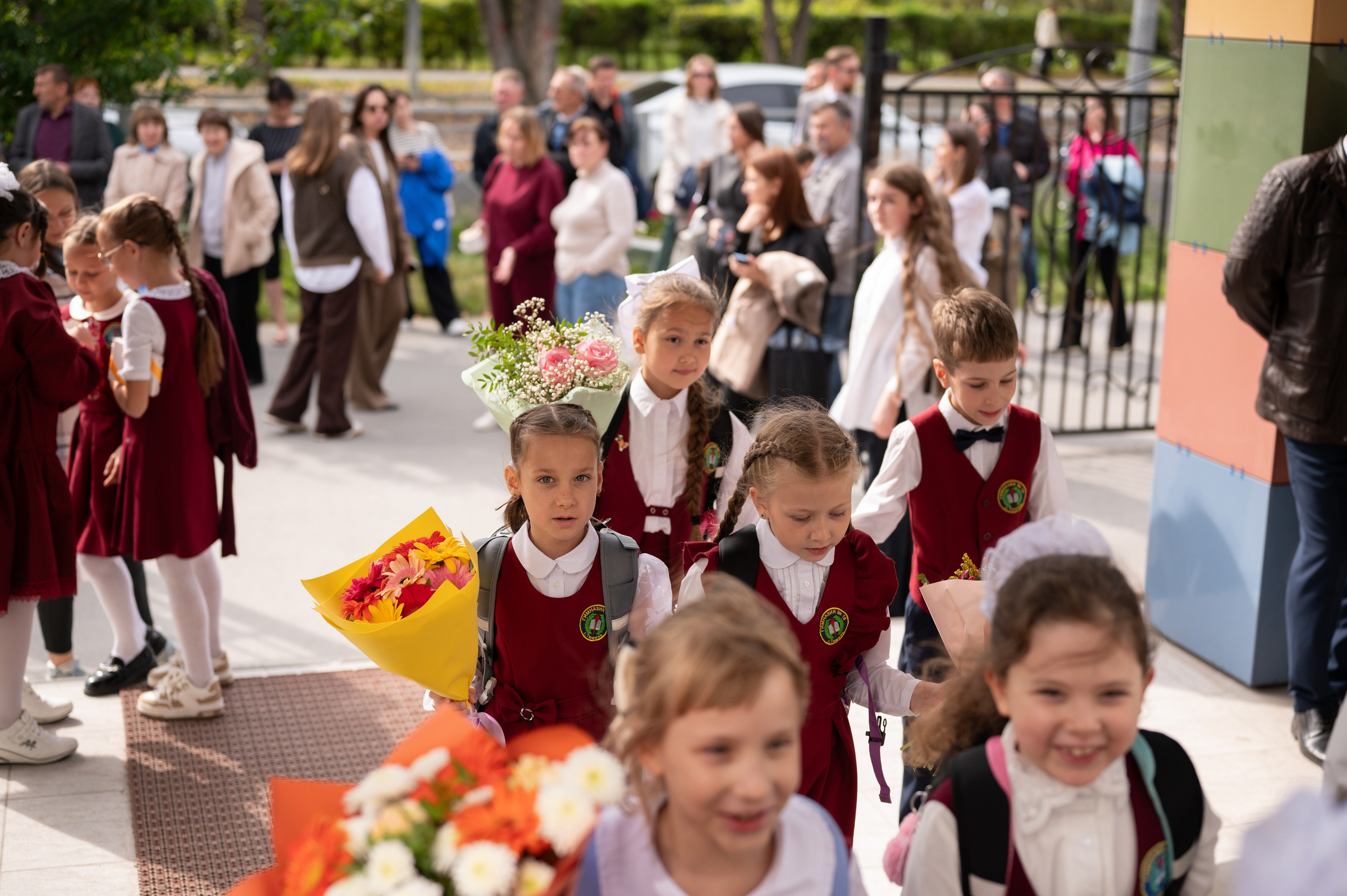 1 сентября 16 гимназия 2 класс (линейка + в классе+ на улице). Фотограф новорожденных, семейный детский в Тюмени Татьяна Морозова