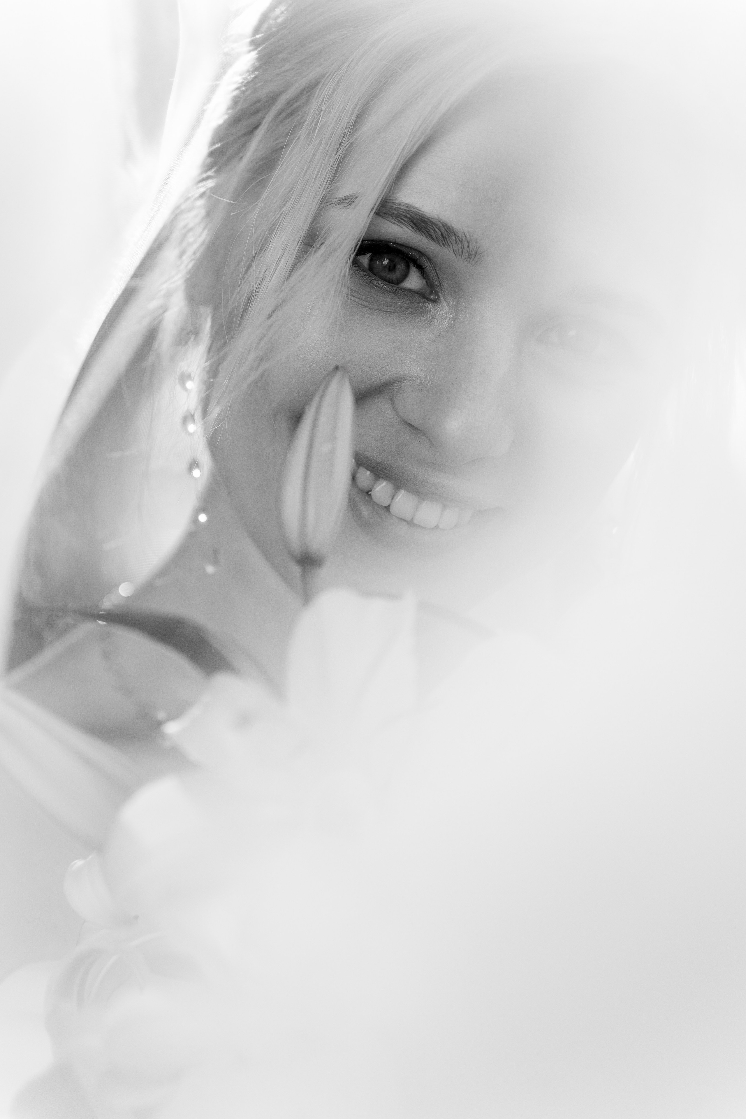 Свадьба в Санкт-Петербурге, крупный портрет невесты с букетом цветов.