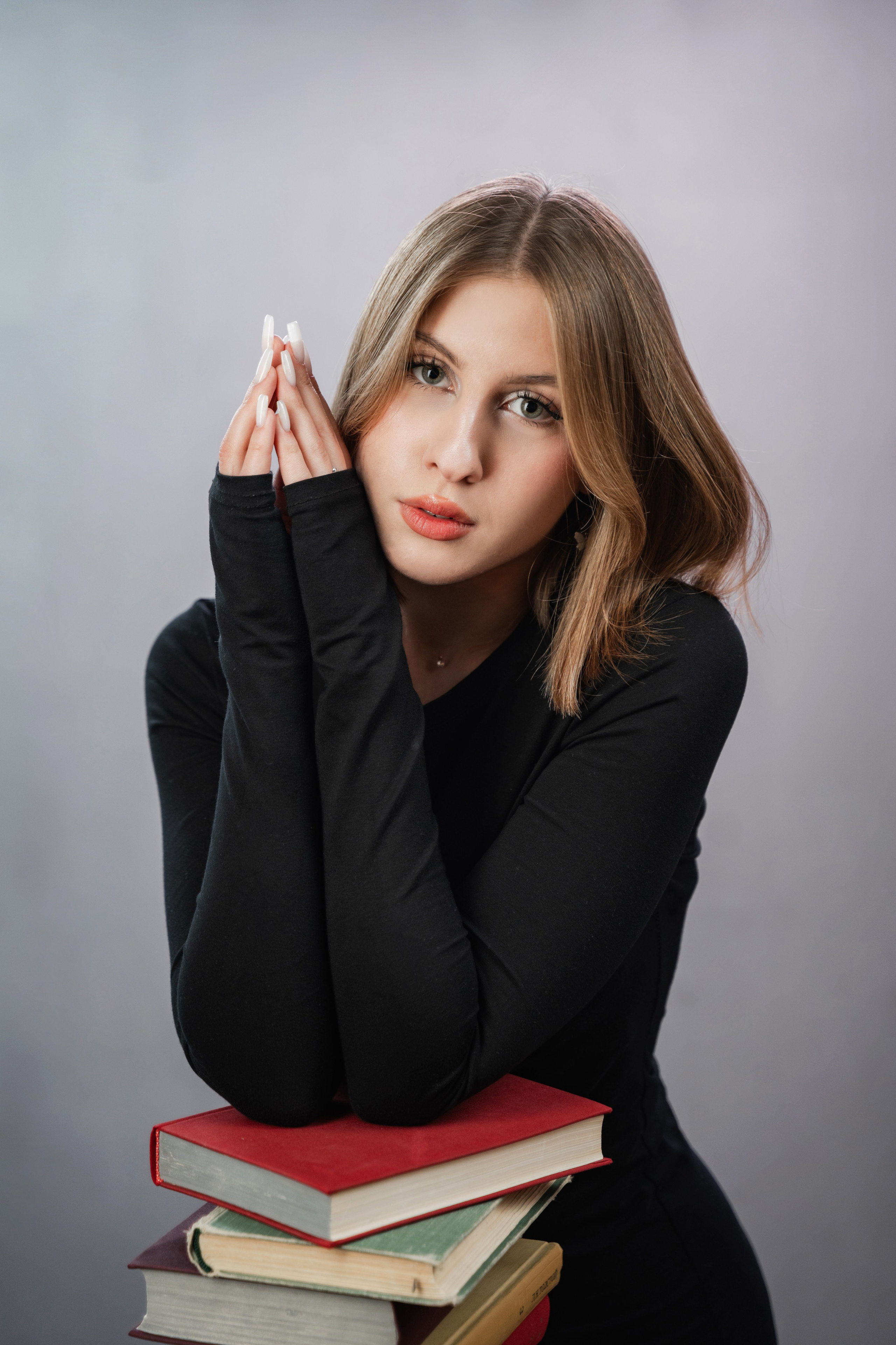 Портрет в серой фотозоне. Правильный Выпускной Альбом