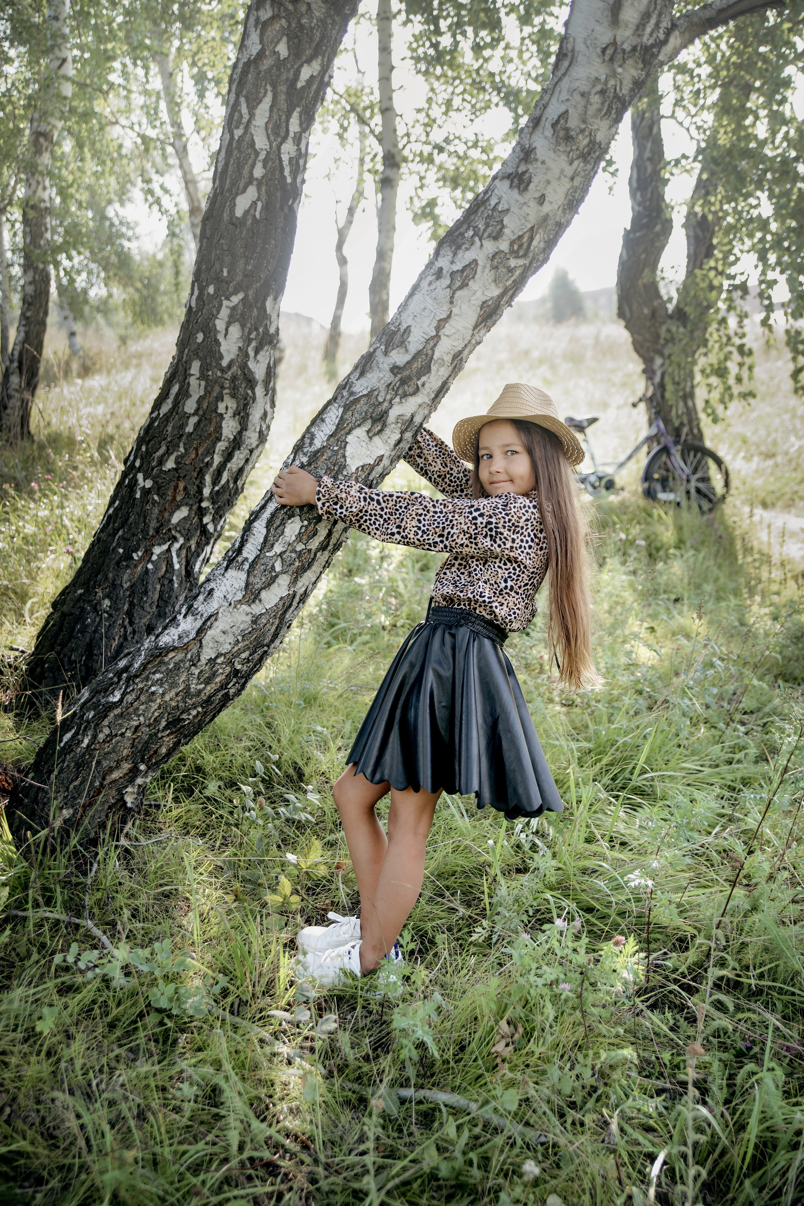 Детская фотосессия летом - девочка стоя у дерева