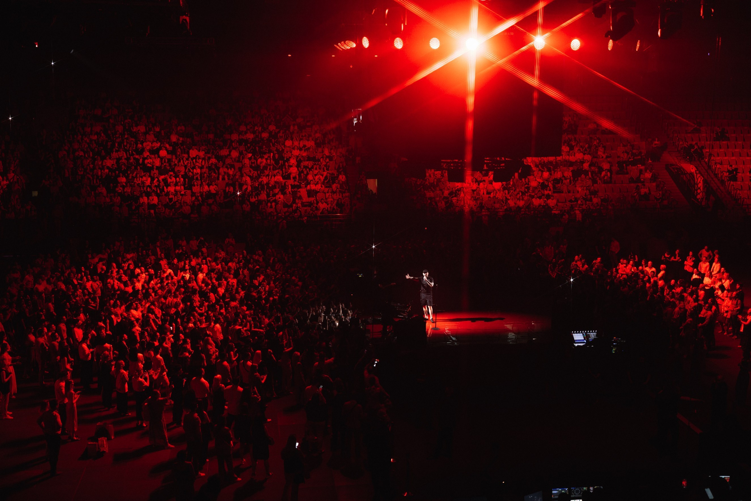 Зрители (красная вспышка): Эмоциональный кадр зала в момент кульминации шоу, яркое световое оформление.