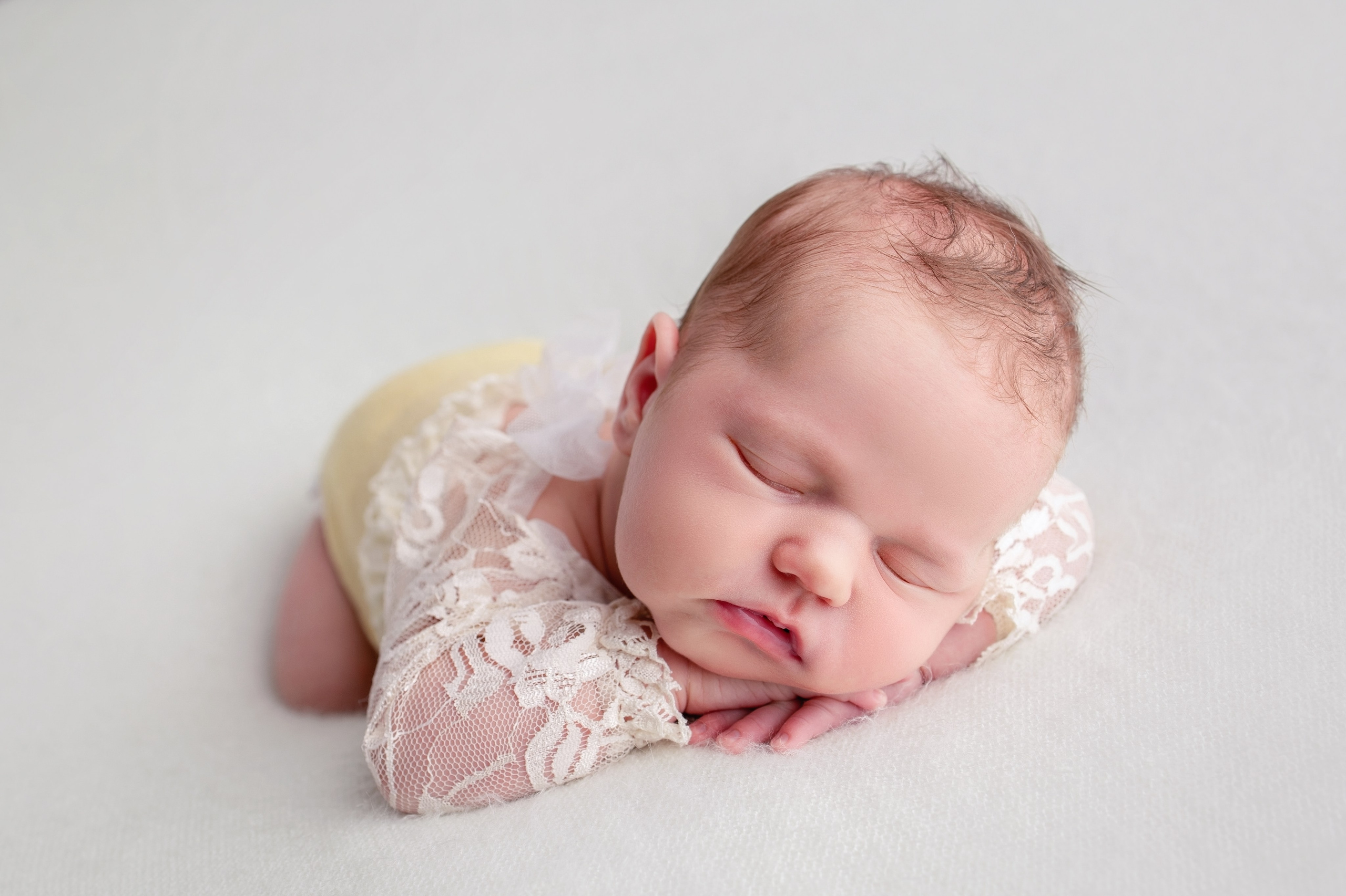 Нежная и милая фотосессия первых дней жизни Вашего ребенка в Минске. Фотограф новорождённых Минск — стоимость newborn фотосессии в Минске