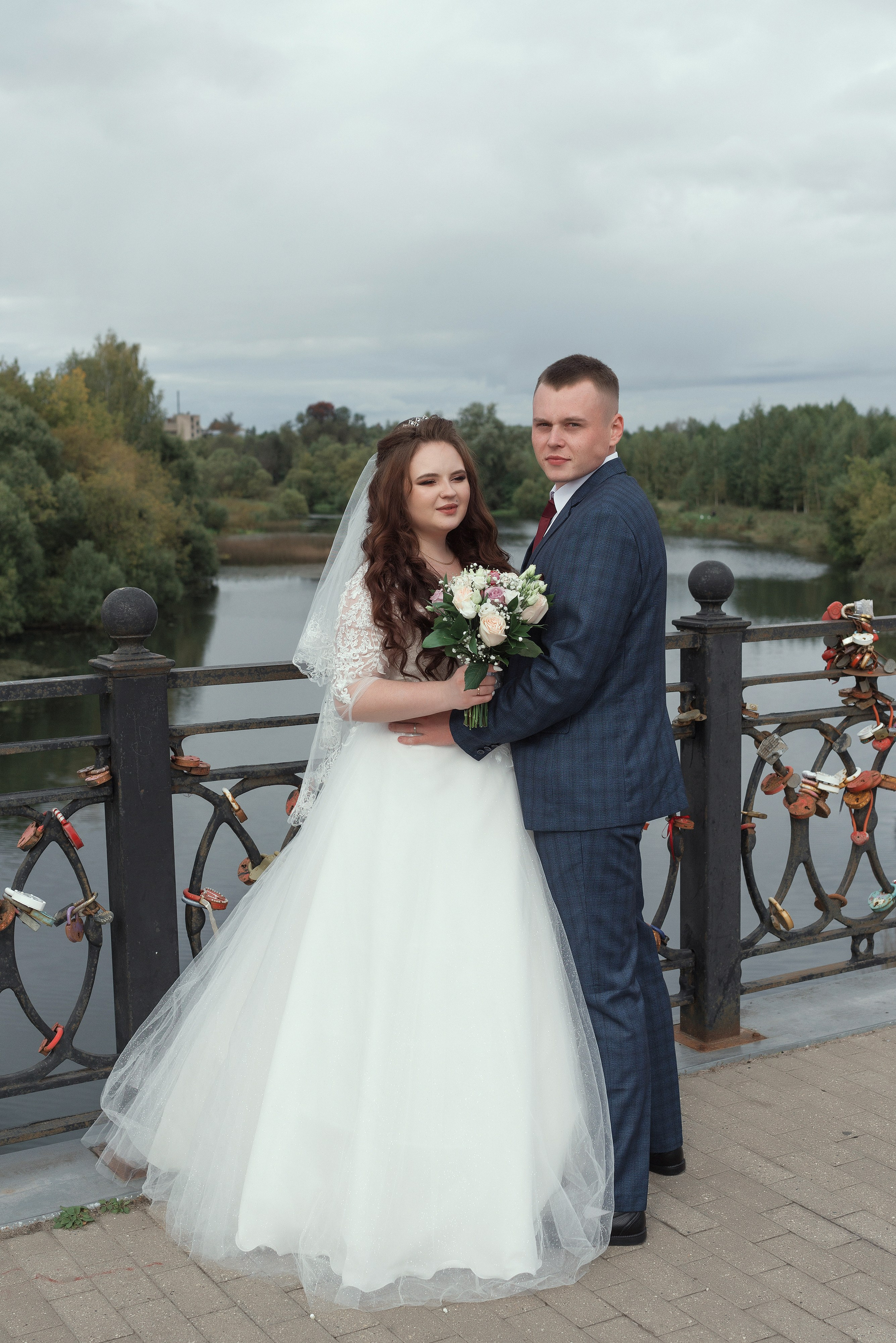 Осенняя свадебная фотосессия в Шуе на Октябрьском пешеходном мосту