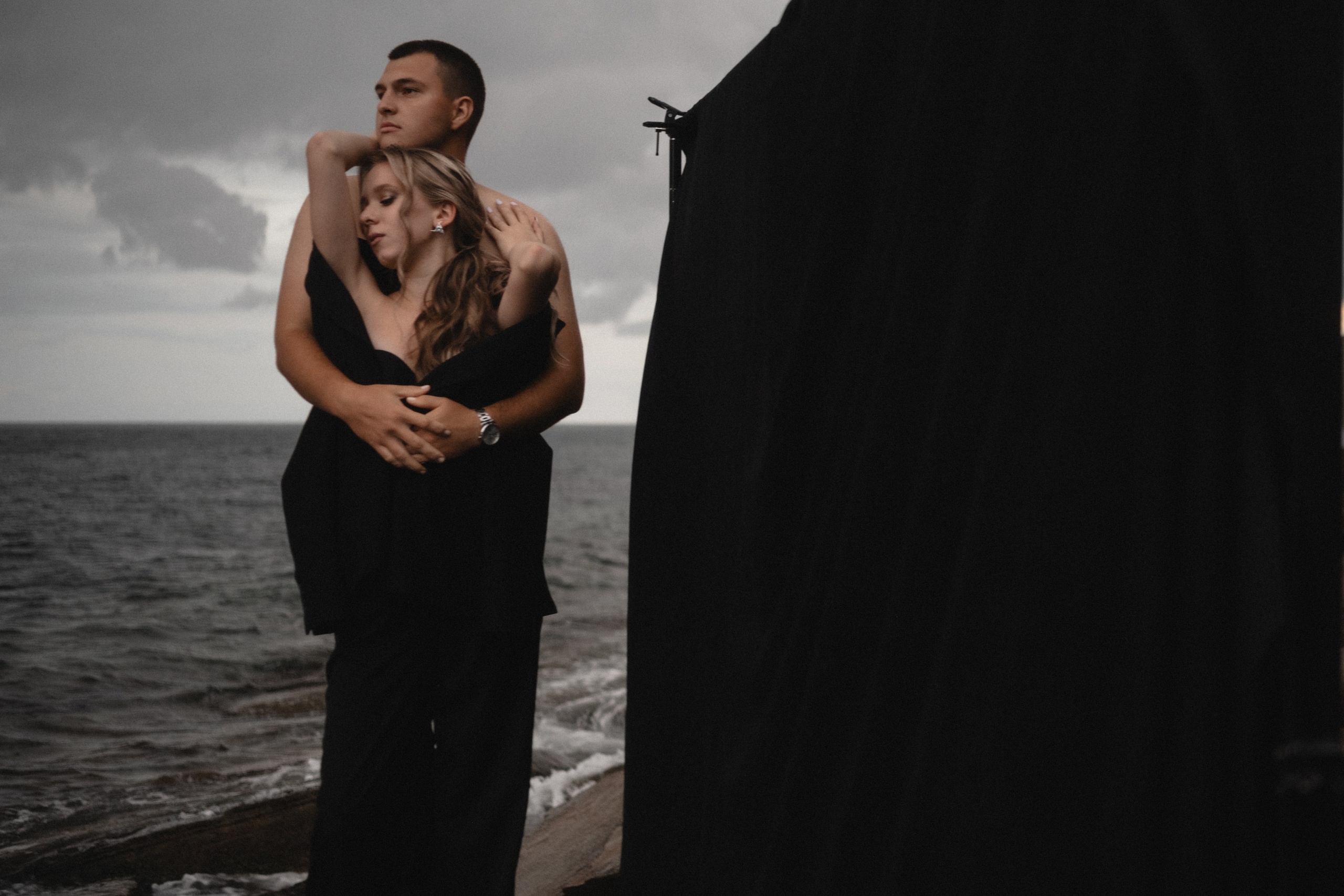 фотосессия у моря ,лав стори ,лав стори крым,бугаз ,фотосессия бугаз, черные костюмы и море ,крым ,скалы ,фотосессия на скалах