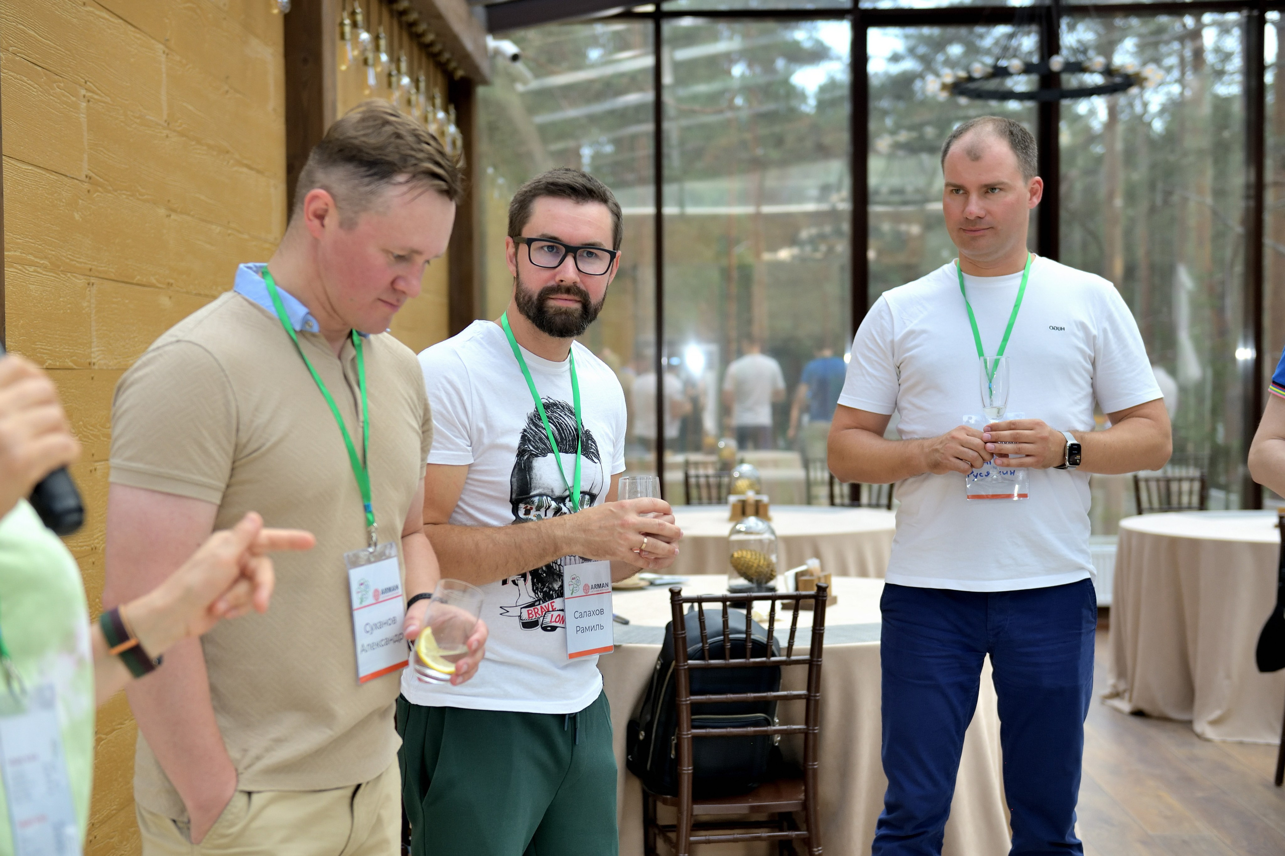 "Мужчины на корпоративном мероприятии в ресторане на берегу Финского залива".