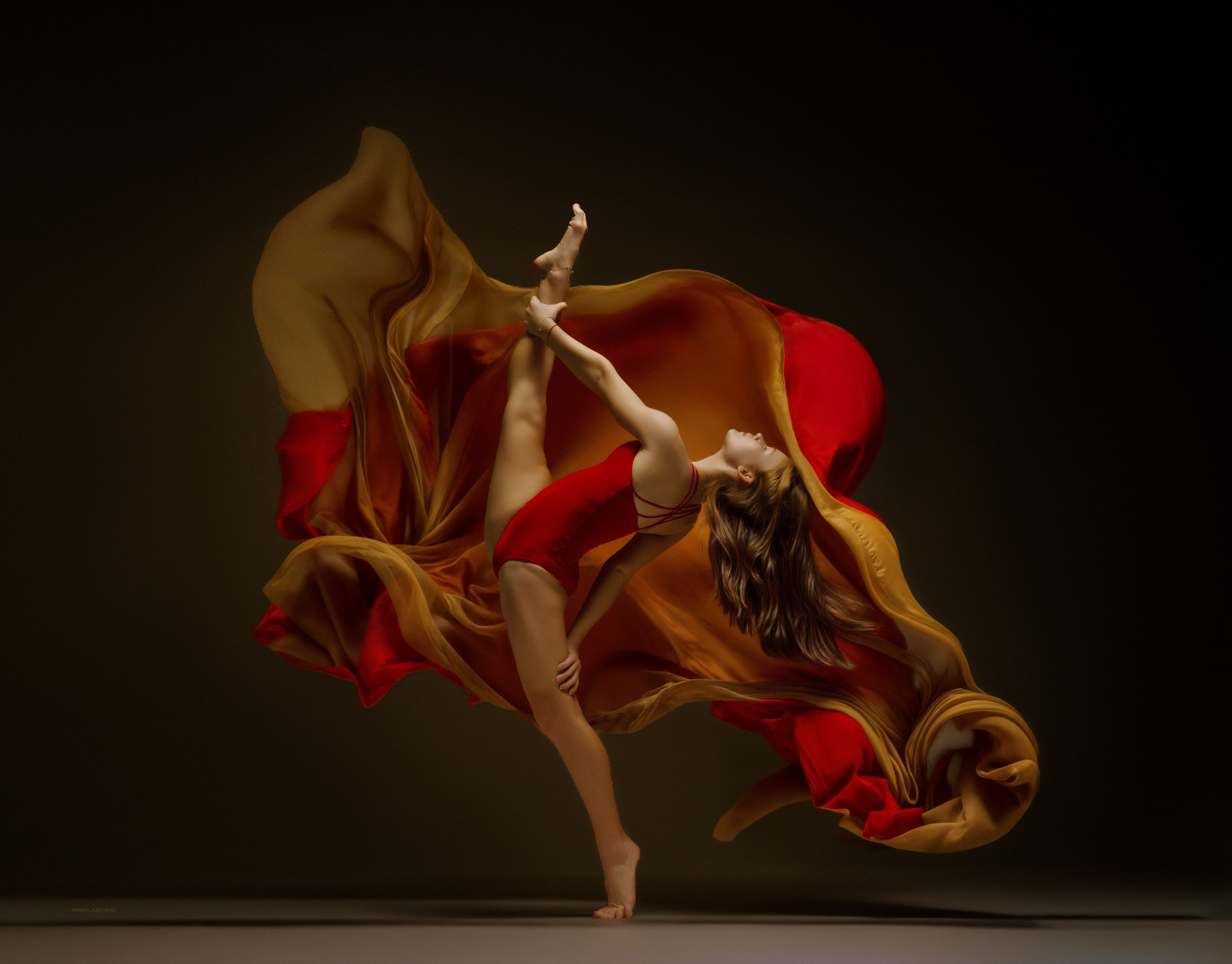 красивая фотосесия для гимнастки с летящими тканями