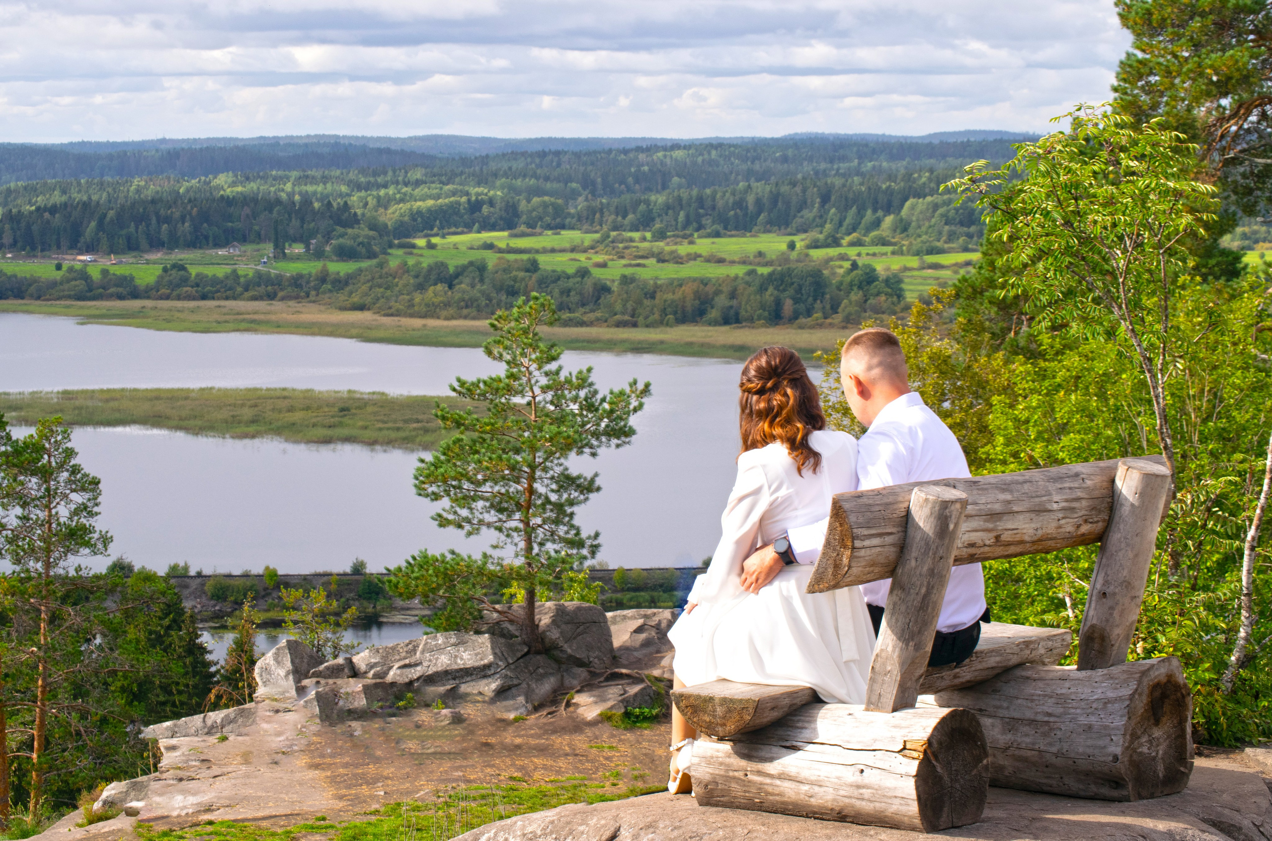 Свадебная фотосессия на горе Паасо. Жених и невеста на фоне красивого пейзажа.