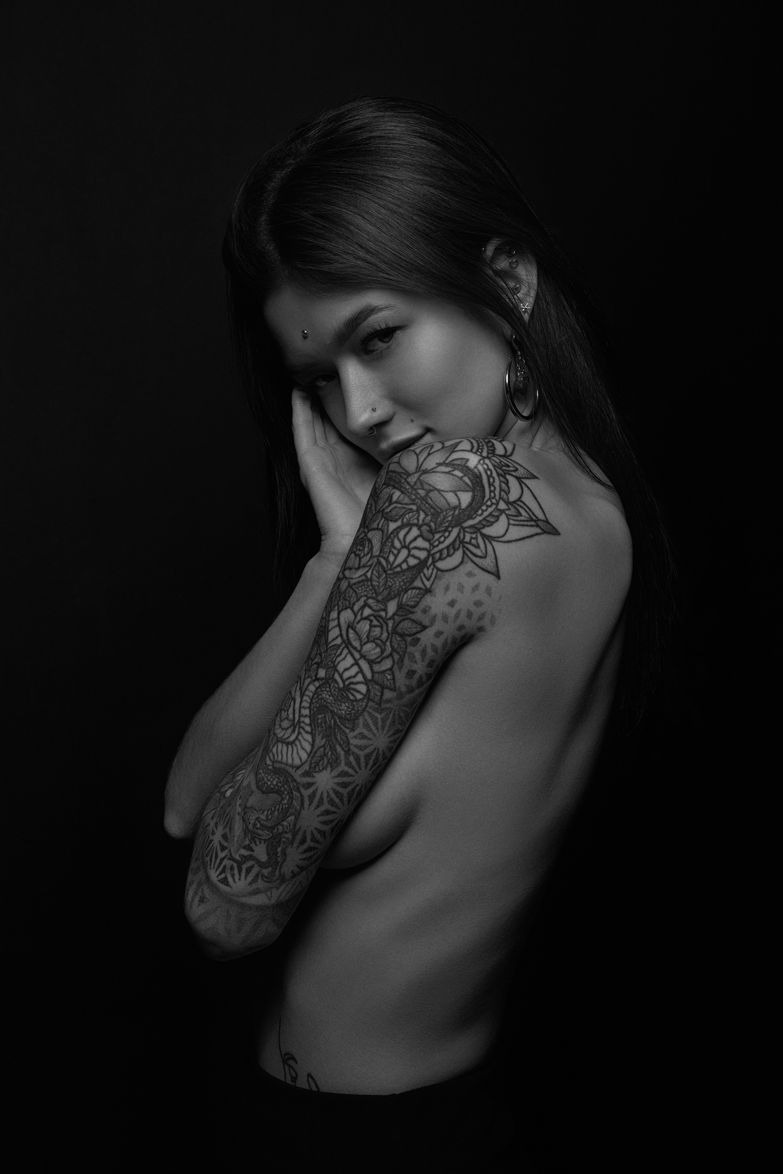 Черно-белый портрет с выразительной мимикой — студийная портретная фотосъёмка, фотограф Иван Кушаков