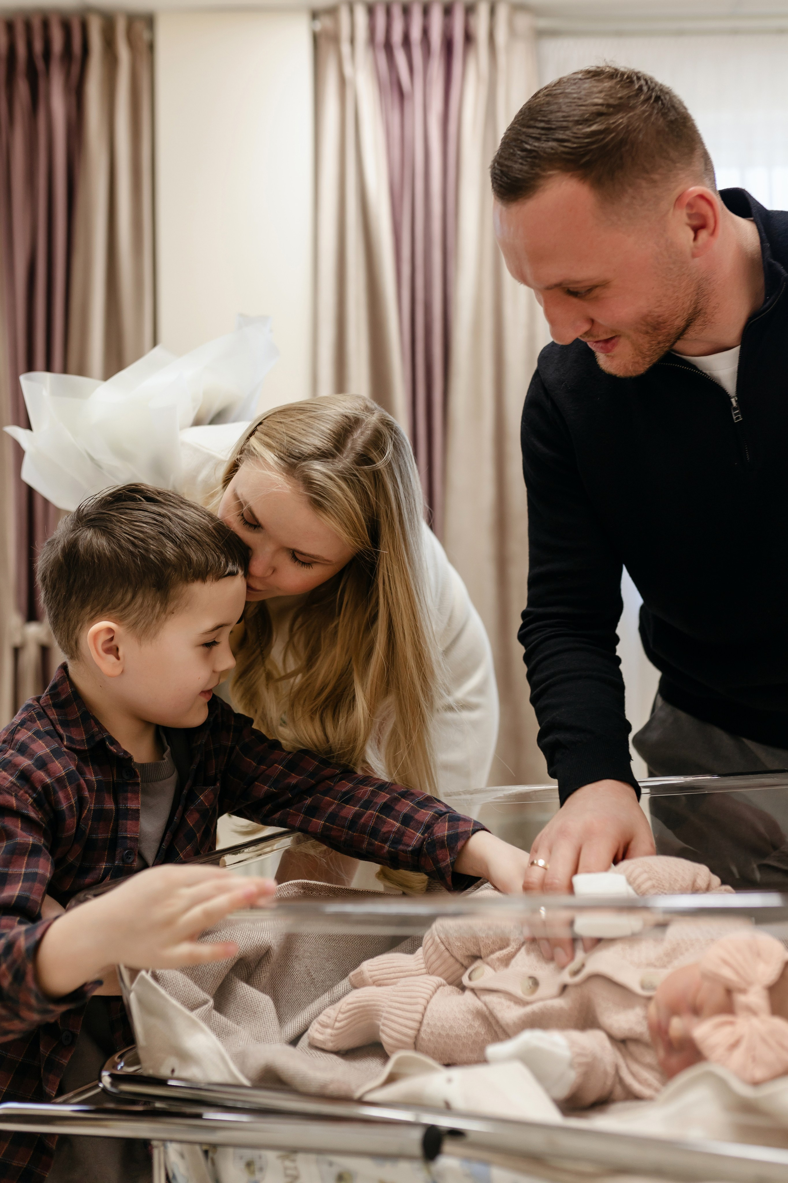 Фотограф на выписку из роддома в Краснодаре, выписка из Екатерининского роддома, фотограф Яна Морева. Семейный фотограф в Краснодаре Яна Морева