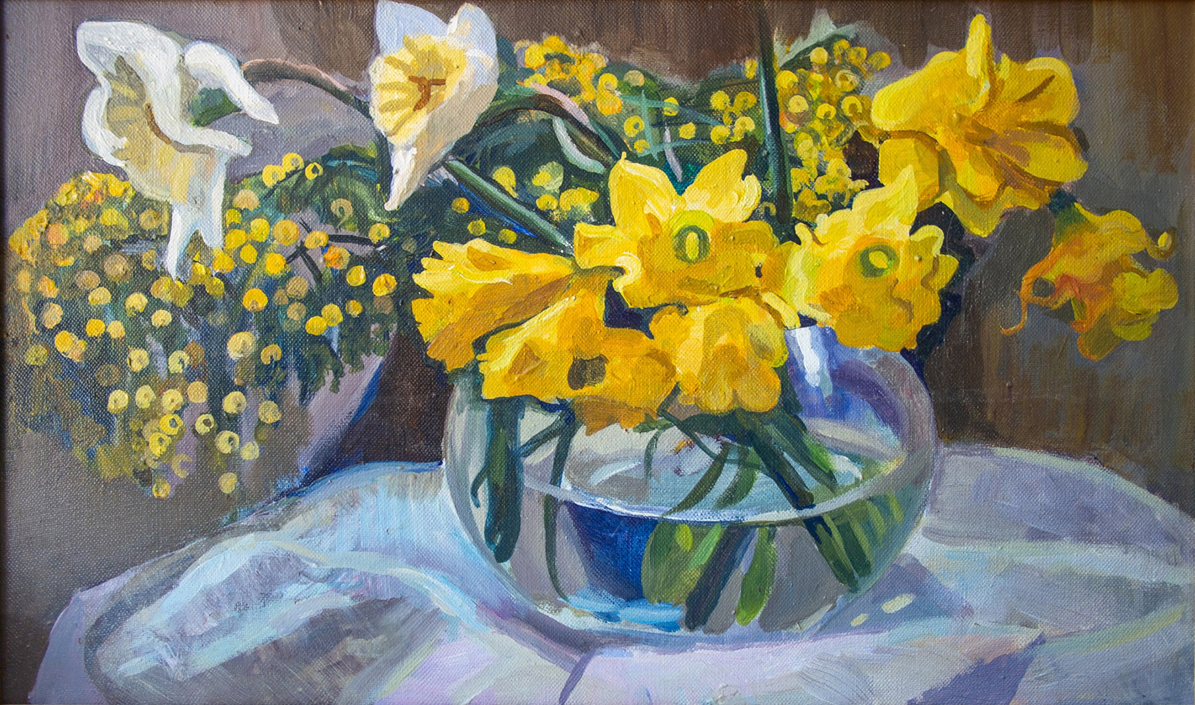 Нарциссы в круглой вазе