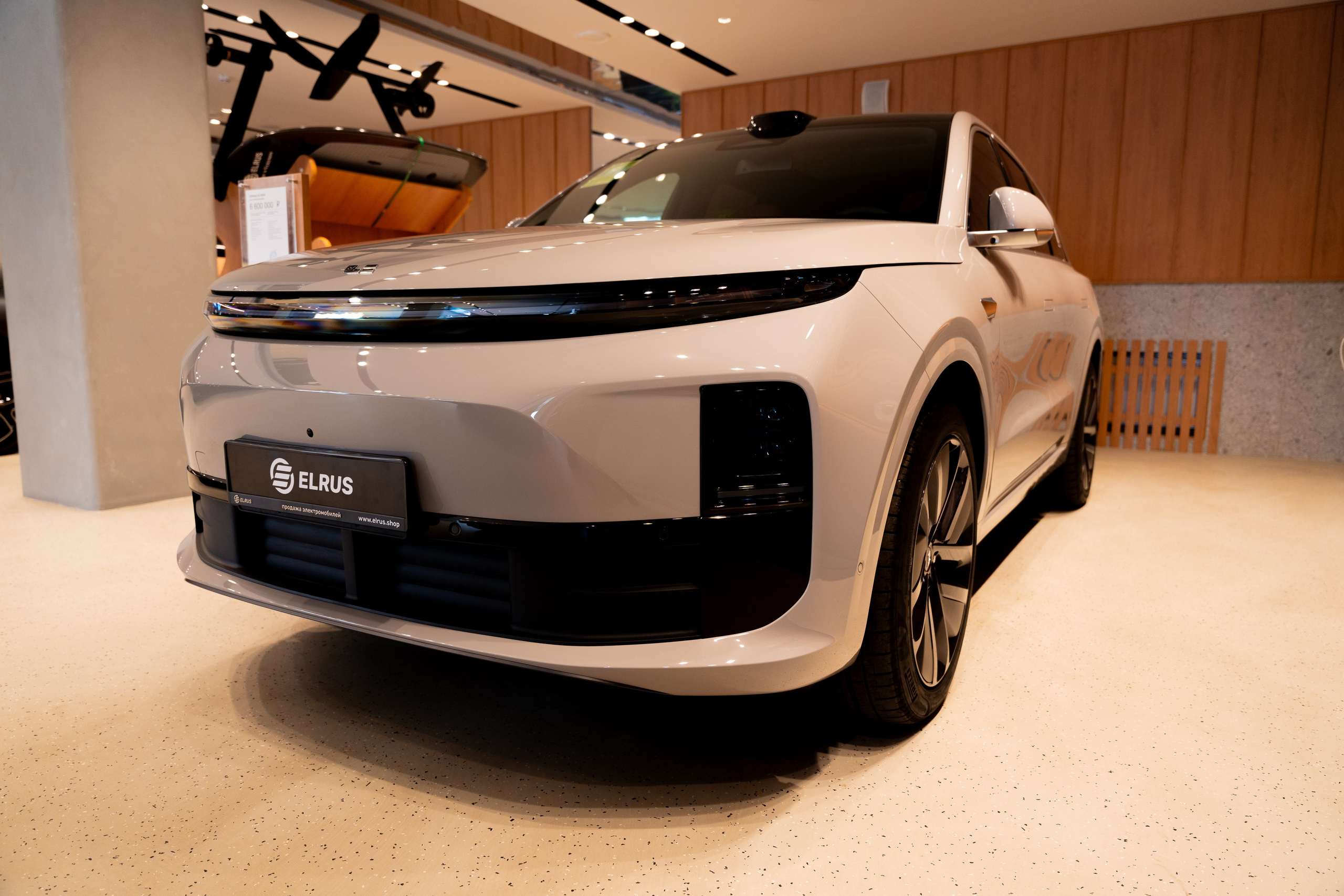 Интерьерная фотосъемка автосалона Elrus в Краснодаре. Zeekr, LiXiang Профессиональная фотосъемка интерьера премиум-автосалона в Краснодаре. Шедевры для Вас! Фотограф и Видеограф в Краснодаре Пахиев Руслан