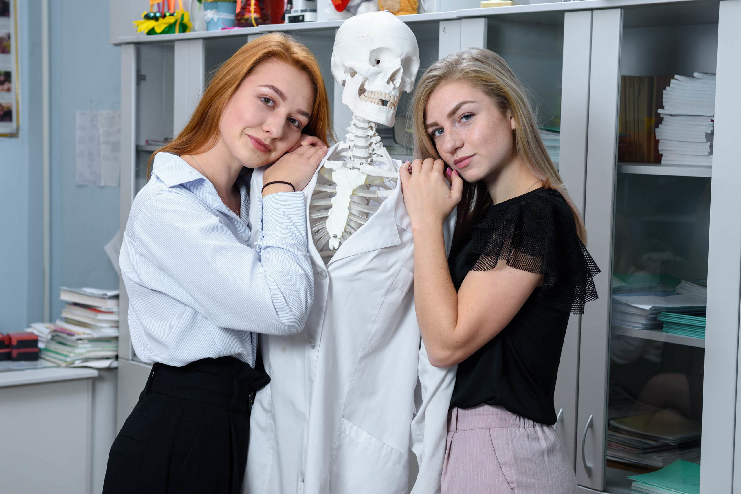 Групповая школьная фотография. Необычная фотография. Школьники. Выпускной альбом. Съёмка выпускного альбома