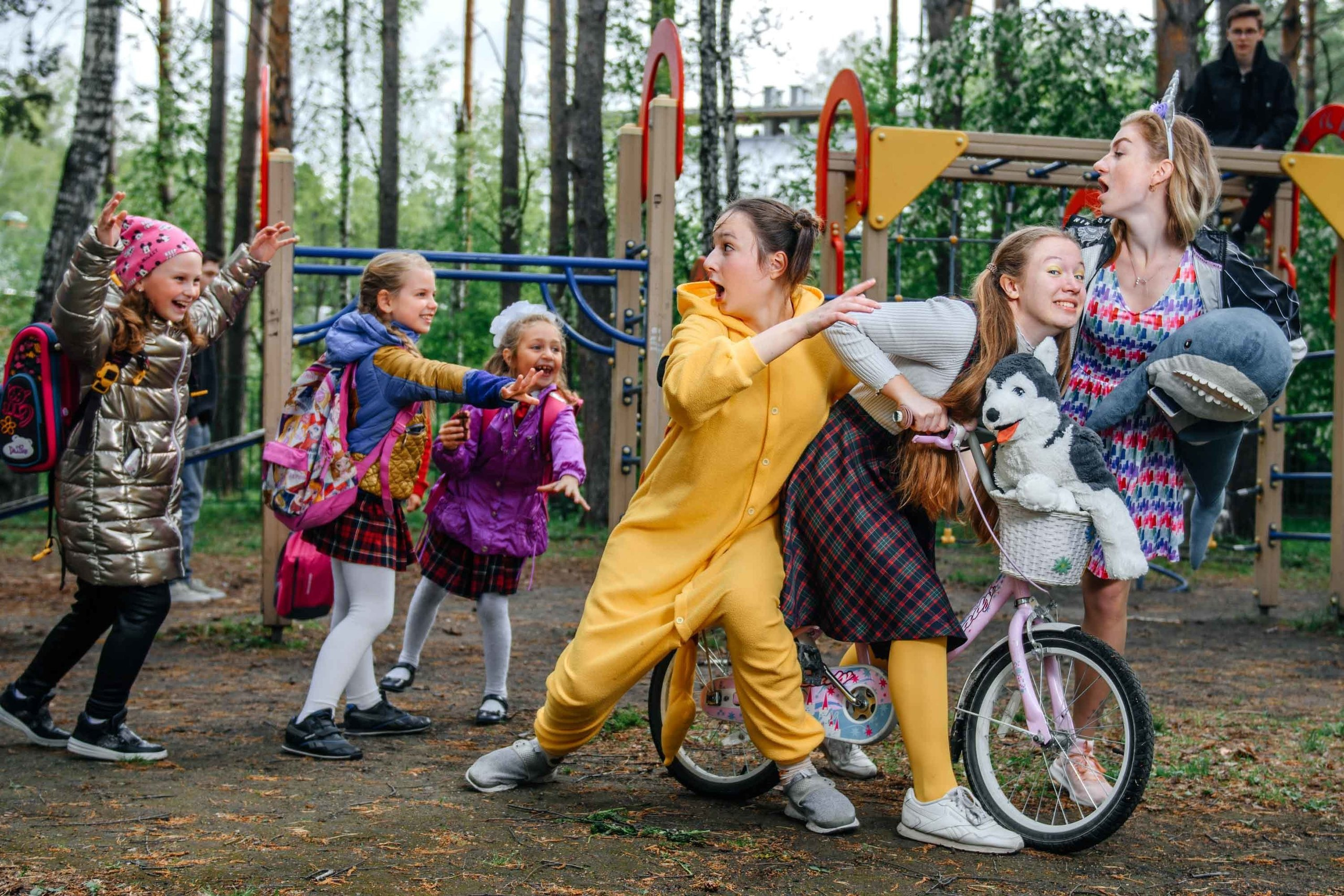 Групповая школьная фотография. Необычная фотография. Школьники. Выпускной альбом. Съёмка выпускного альбома