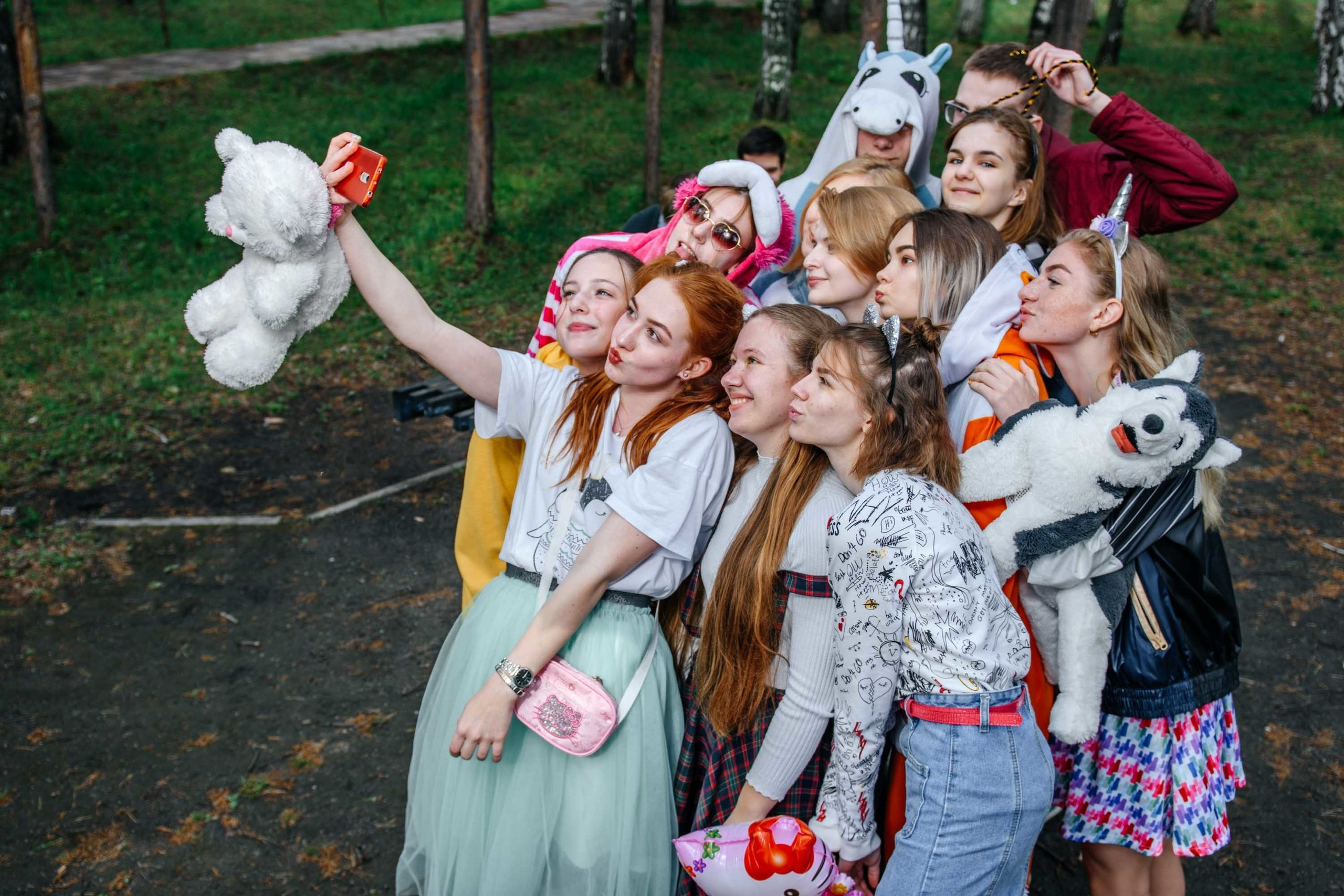 Групповая школьная фотография. Необычная фотография. Школьники. Выпускной альбом. Съёмка выпускного альбома