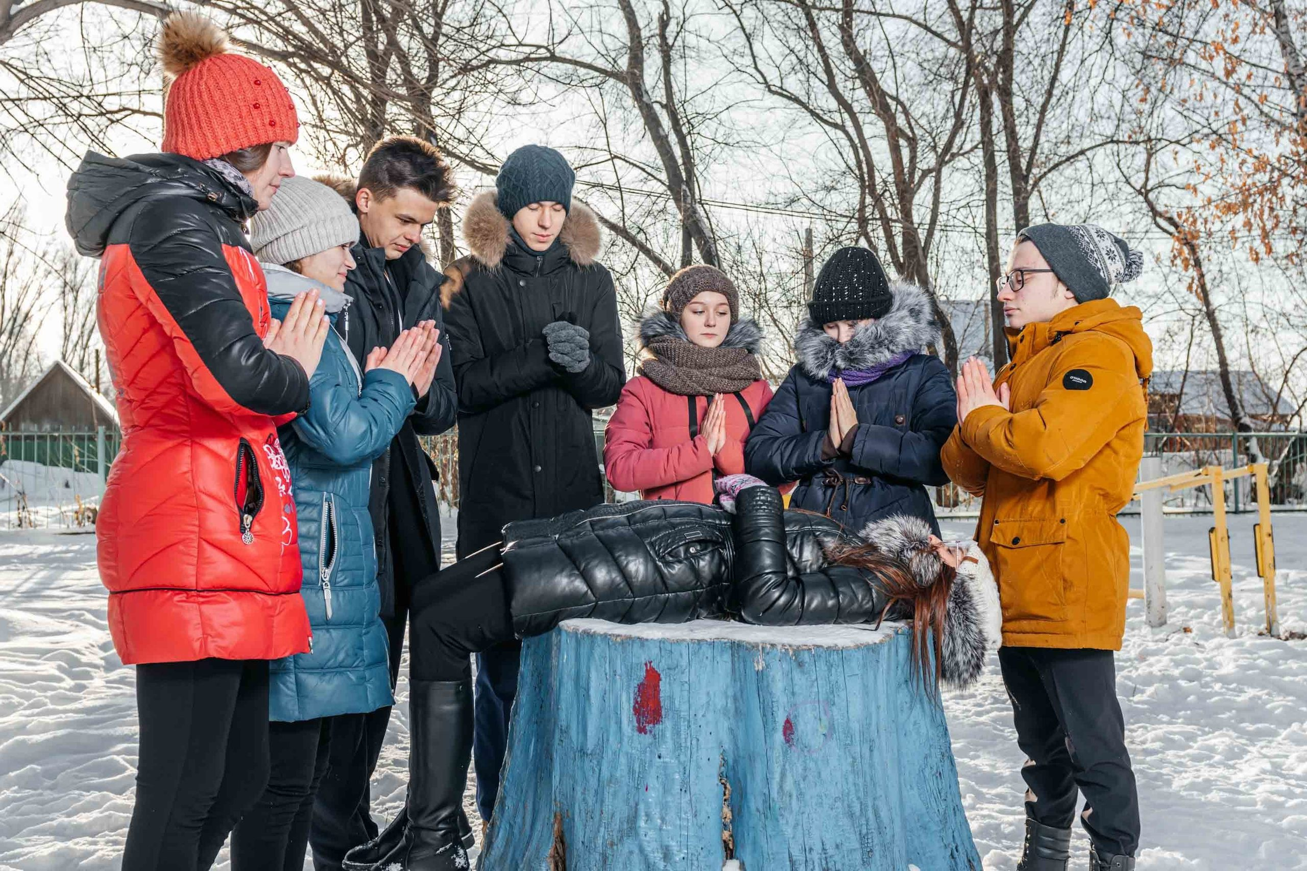 Групповая школьная фотография. Необычная фотография. Школьники. Выпускной альбом. Съёмка выпускного альбома