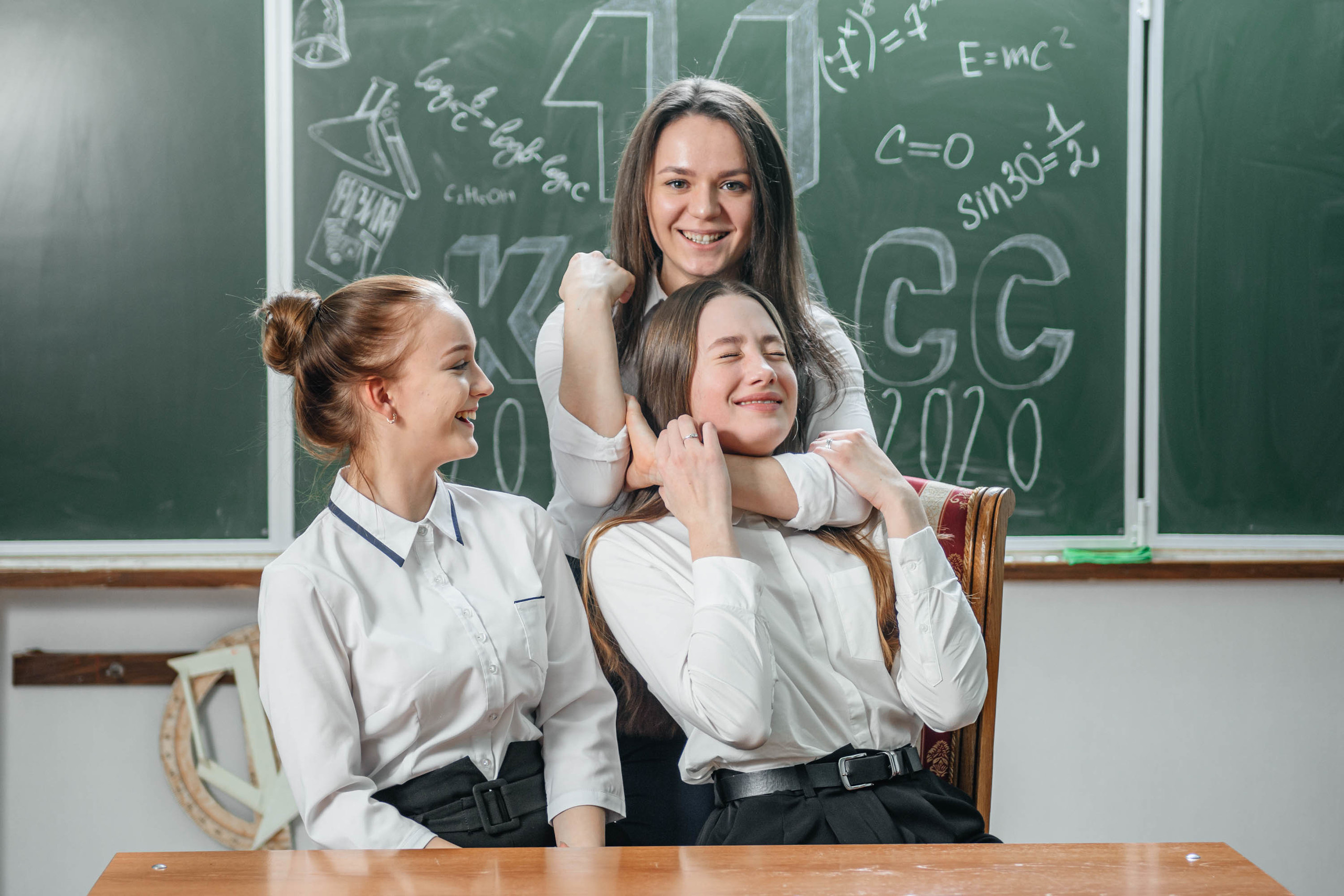 Групповая школьная фотография. Необычная фотография. Школьники. Выпускной альбом. Съёмка выпускного альбом