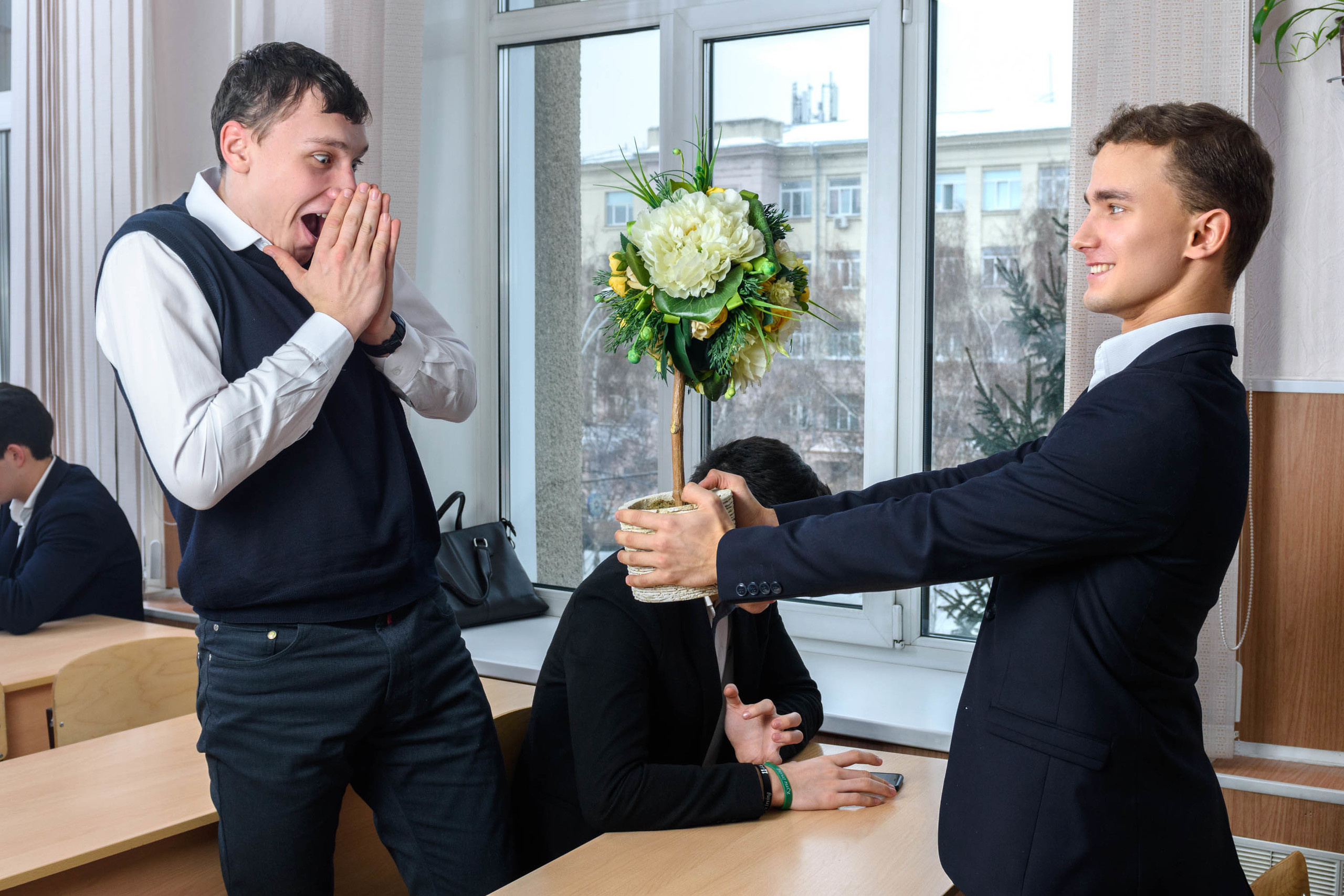 Групповая школьная фотография. Необычная фотография. Школьники. Выпускной альбом. Съёмка выпускного альбома