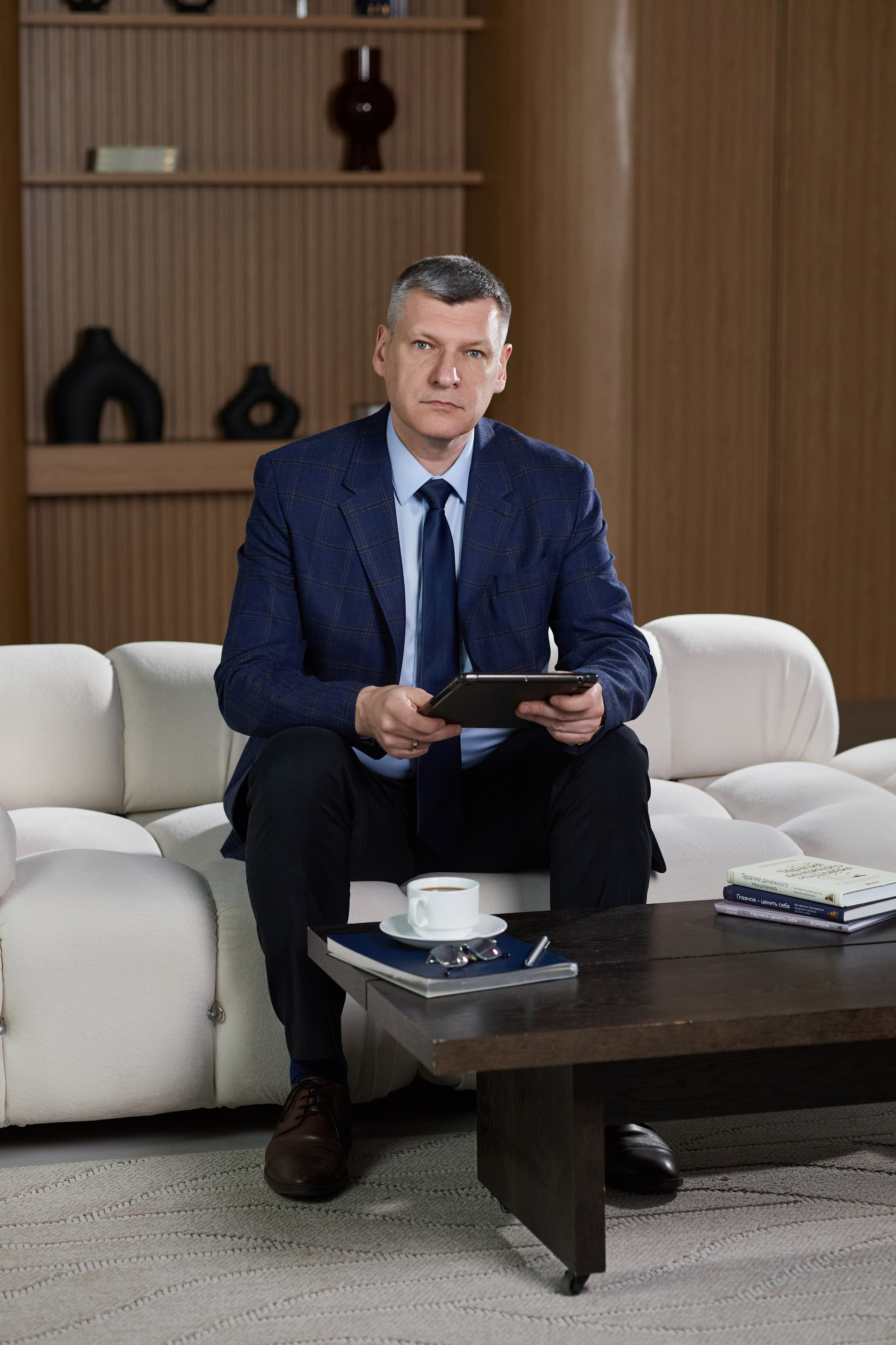 Контент для психотерапевта и автора книг Алексея Козлова. Фотопродакшн продающего контента