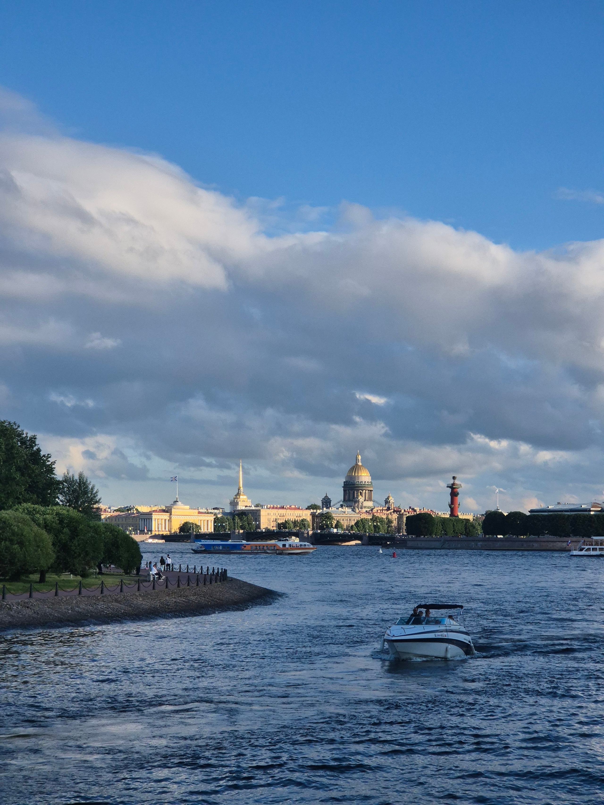 Вечер. Вид на стрелку ВО с Заячьего острова