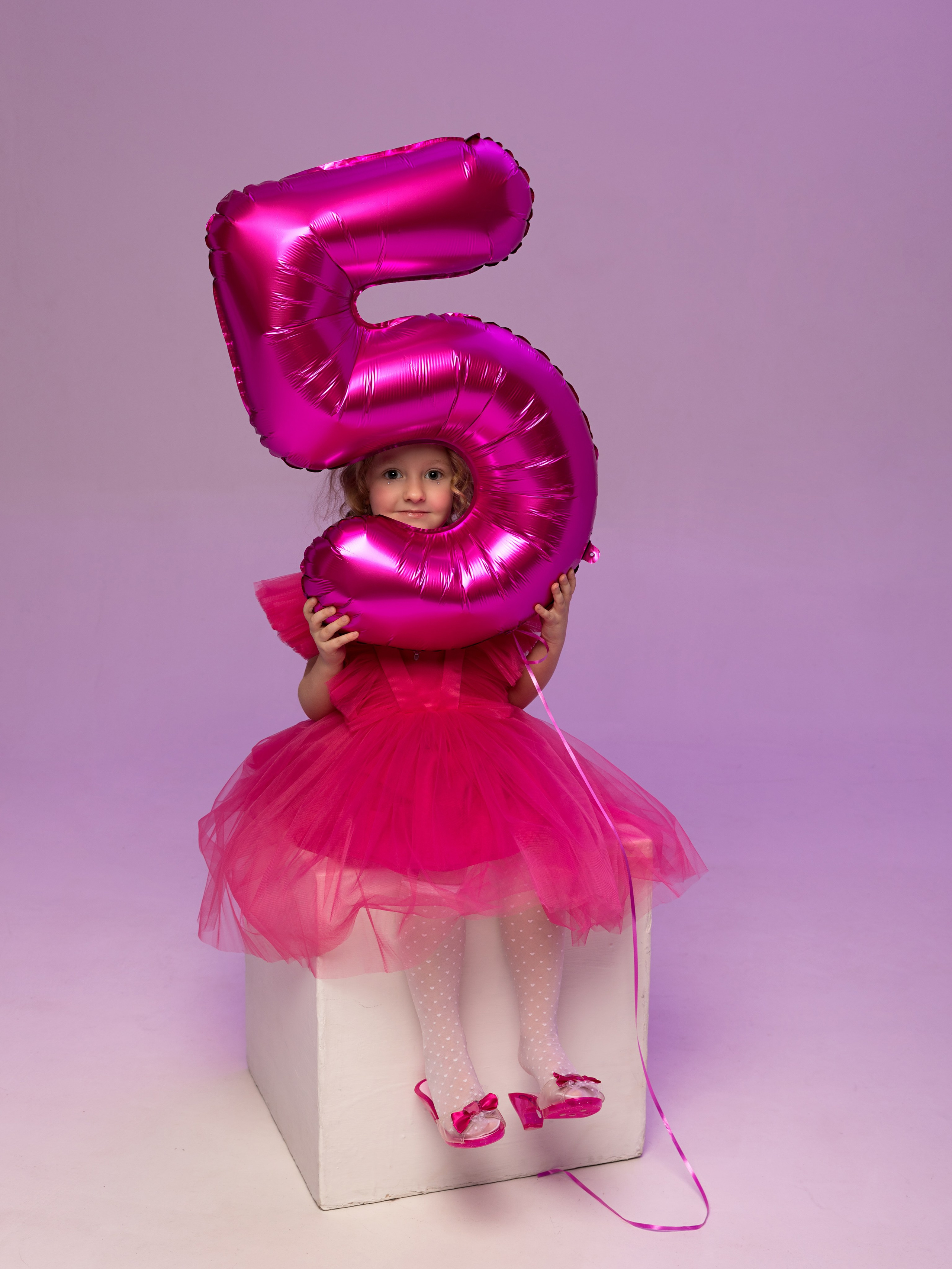 Девочка-именинница с шаром